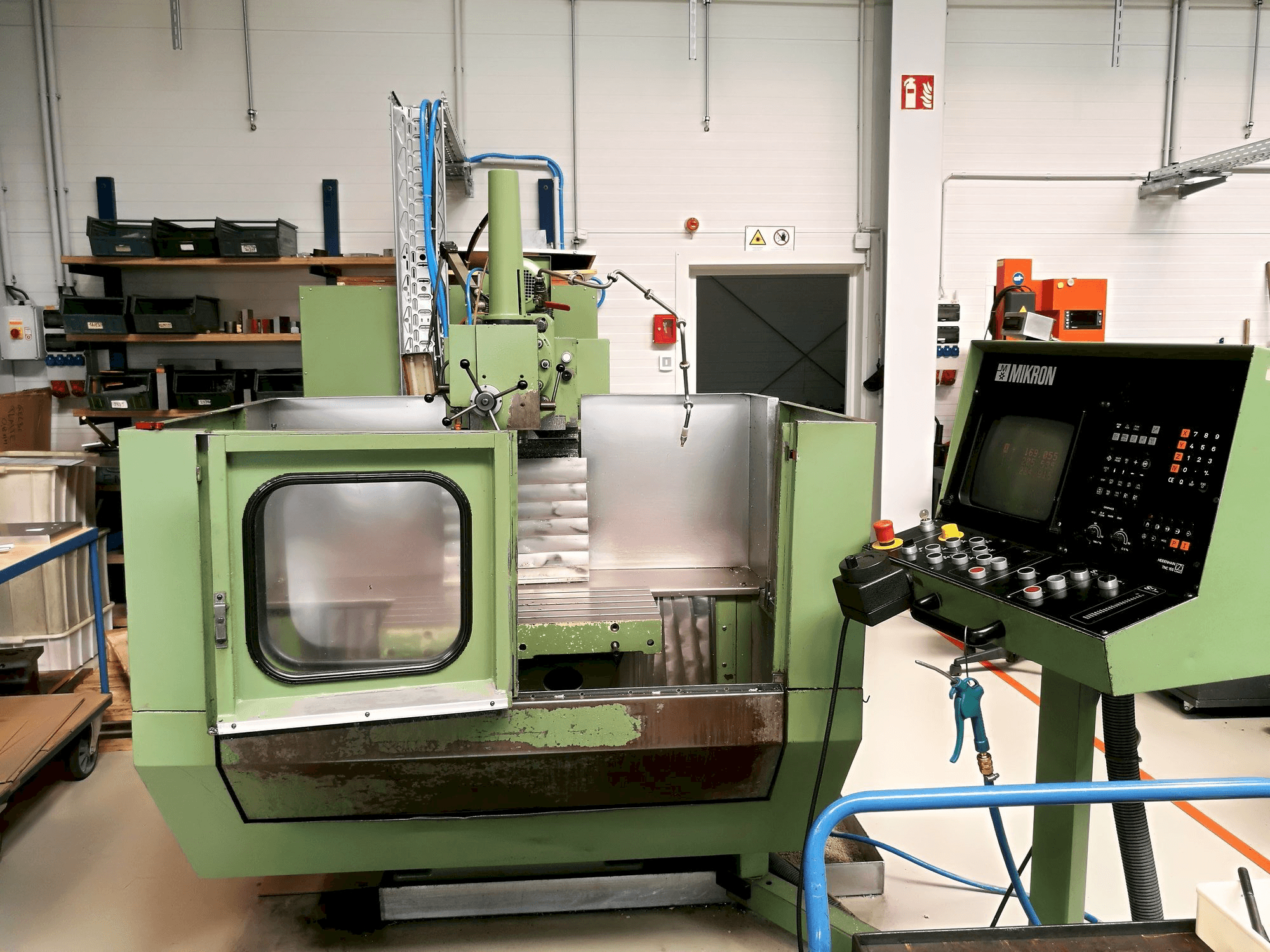 Čelní pohled na MIKRON WF 21 C stroj