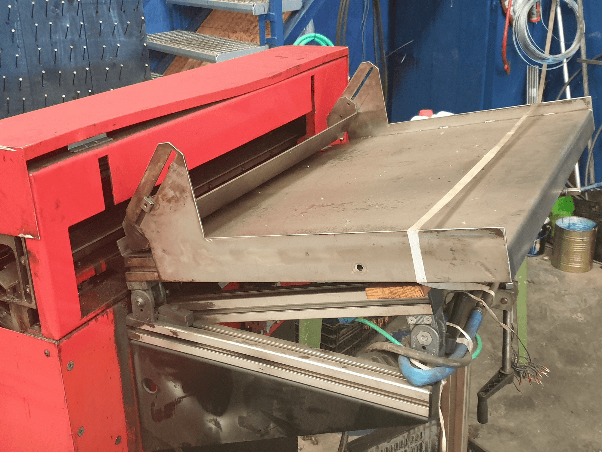 Levý boční pohled na EMCO LM 800 stroj