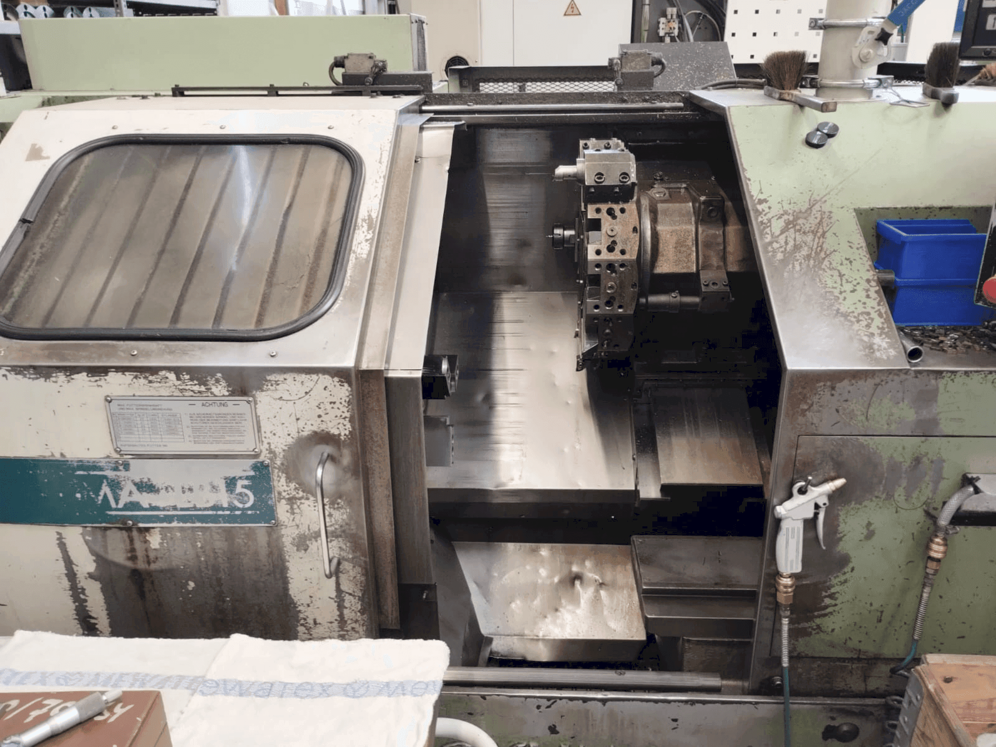 Čelní pohled na Okuma LB15 stroj