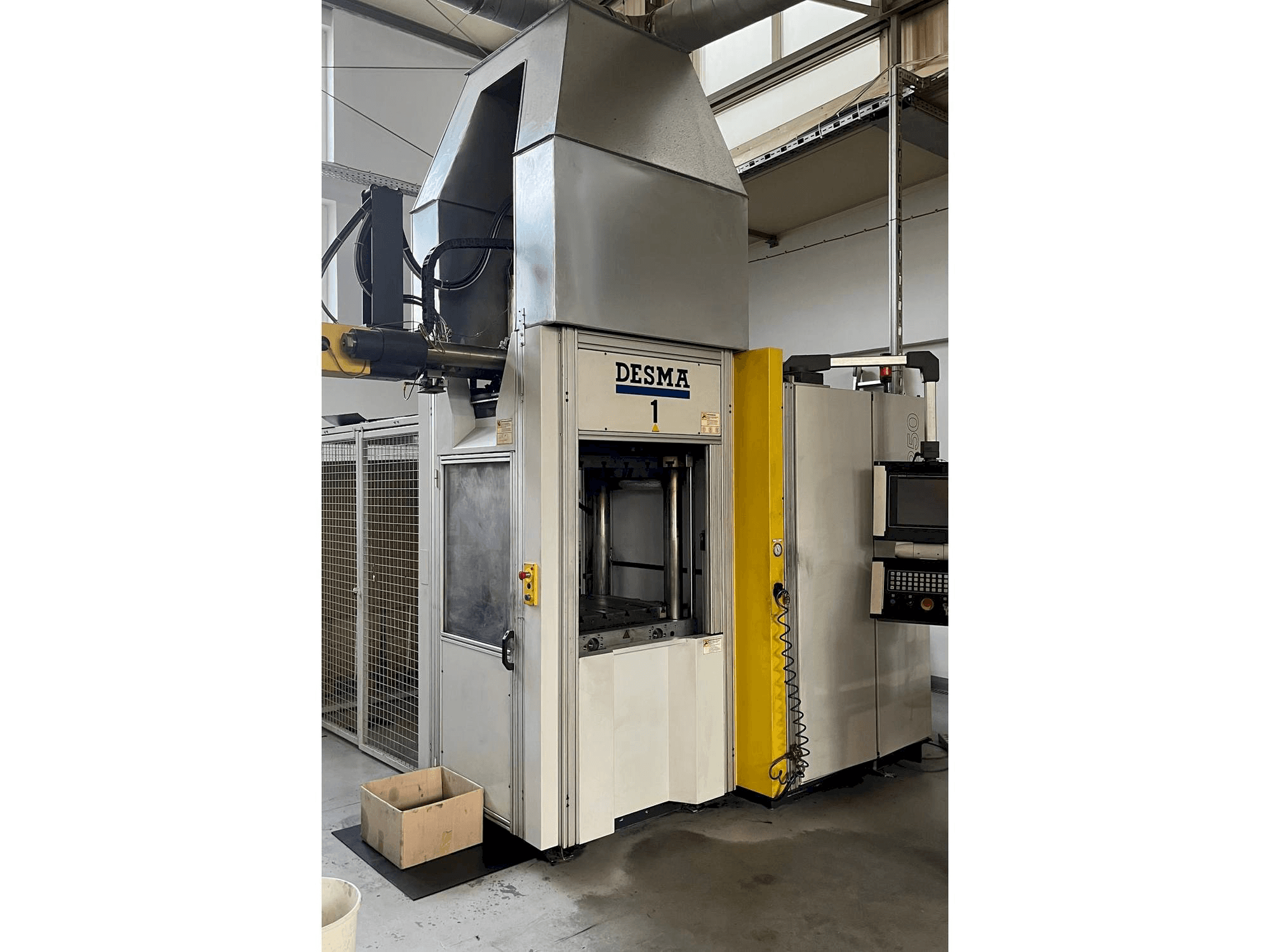 Čelní pohled na Kloeckner Desma 968.250 ZO stroj