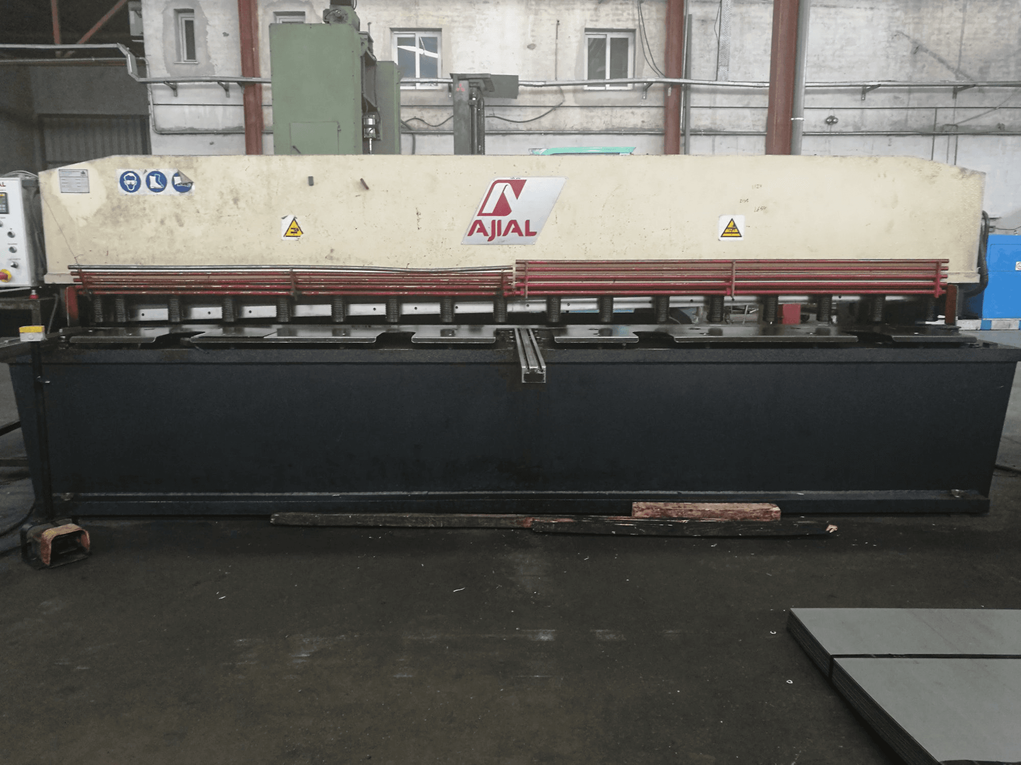 Čelní pohled na Ajial CB-640 stroj