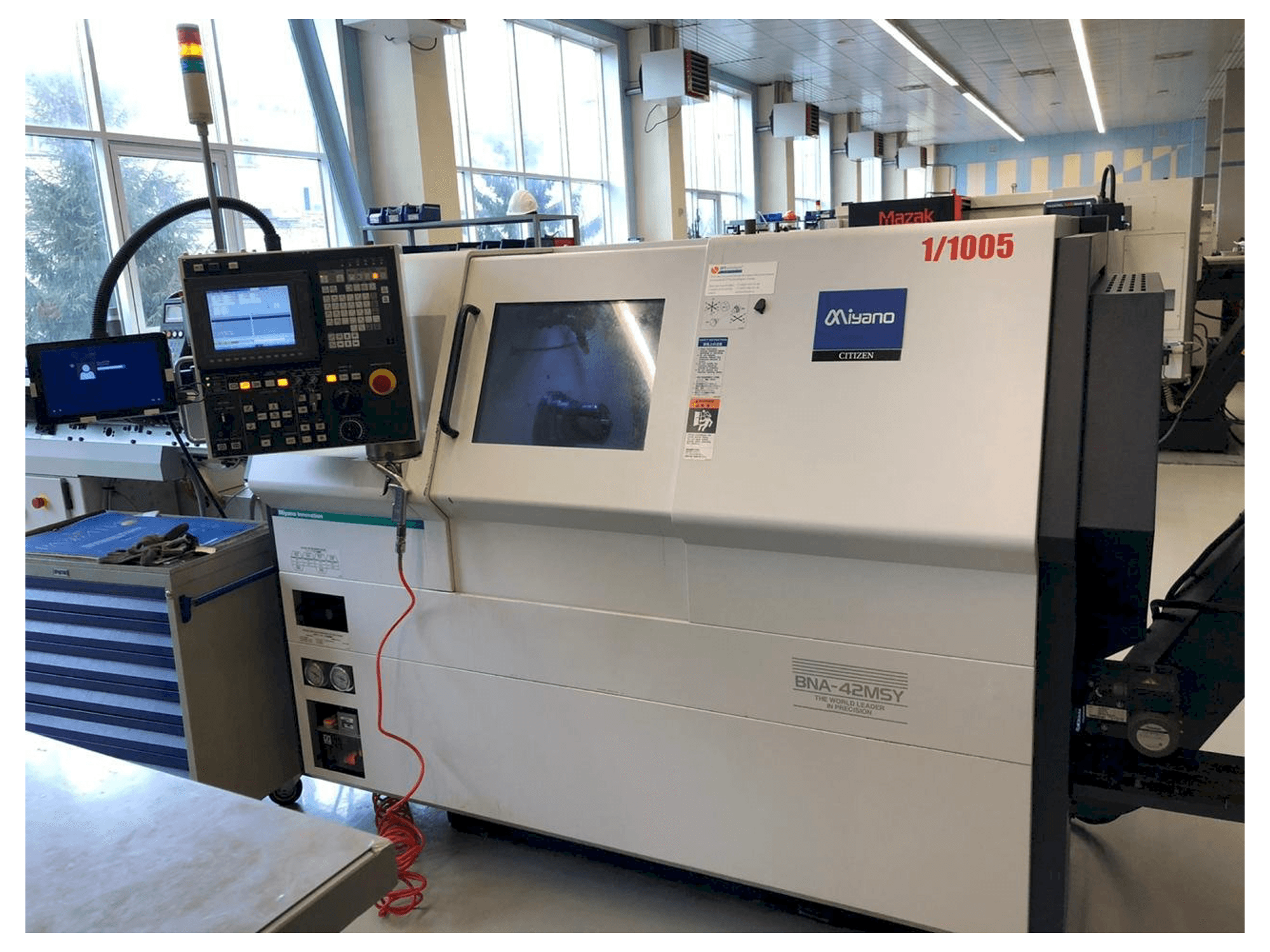 Čelní pohled na Miyano BNA-42MSY stroj