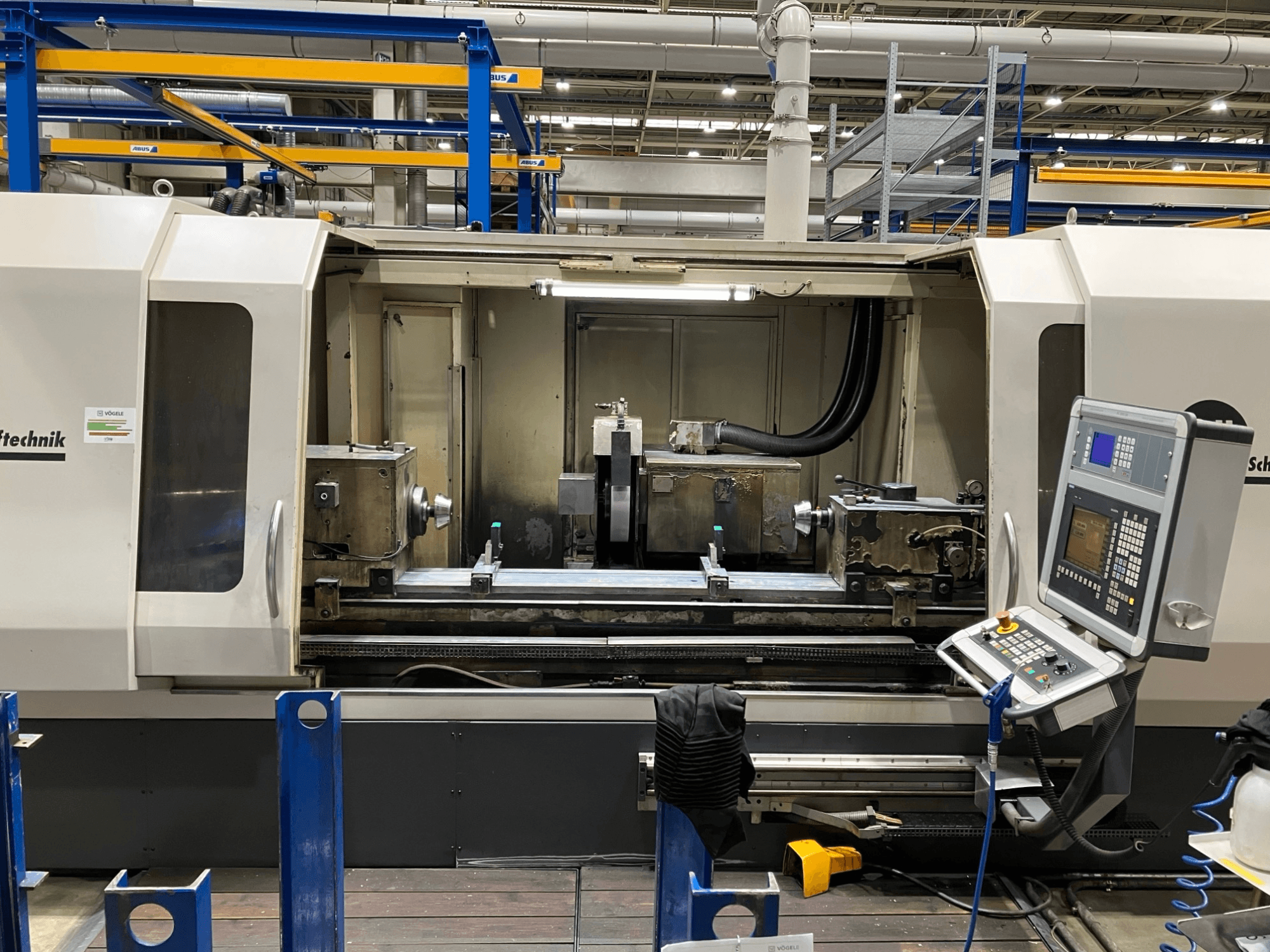 Bruska na kulato GEIBEL & HOTZ RS 2000 CM-DS, čelní pohled na ovládací panel a brousicí plochu.