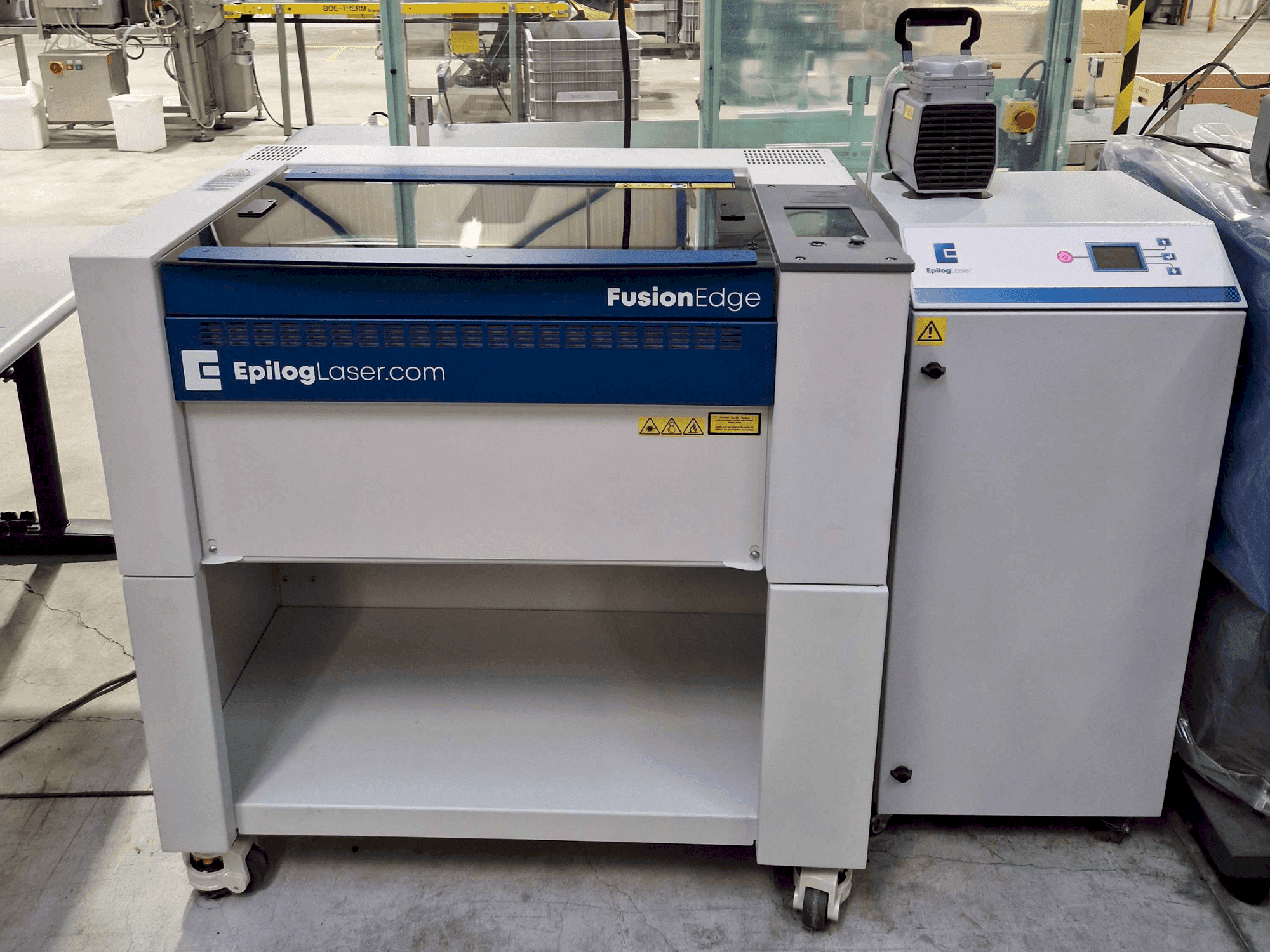Čelní pohled na EPILOG Laser Fusion Ege 12 30watt fiber stroj