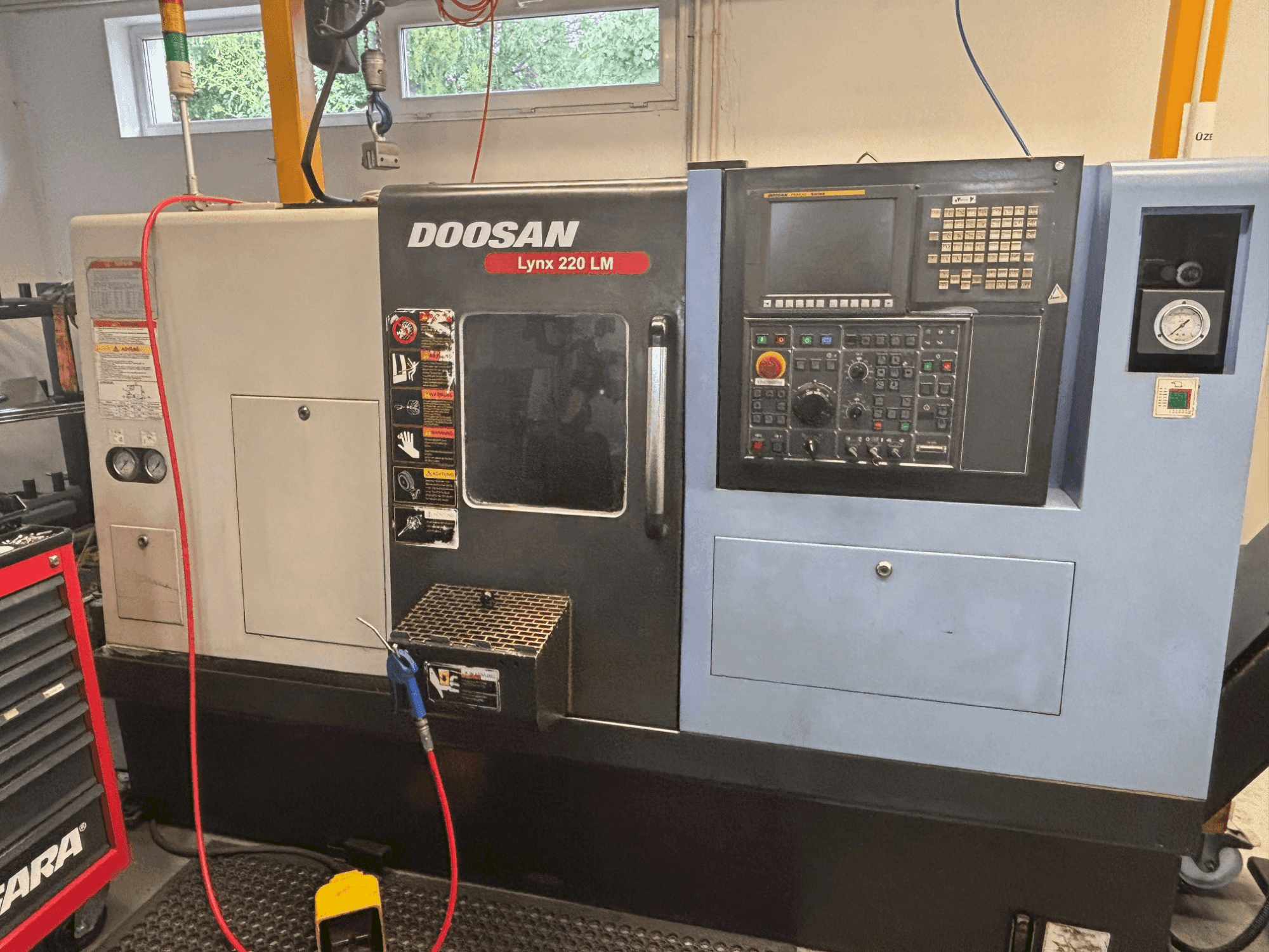 Čelní pohled na DOOSAN LYNX 200 LM stroj