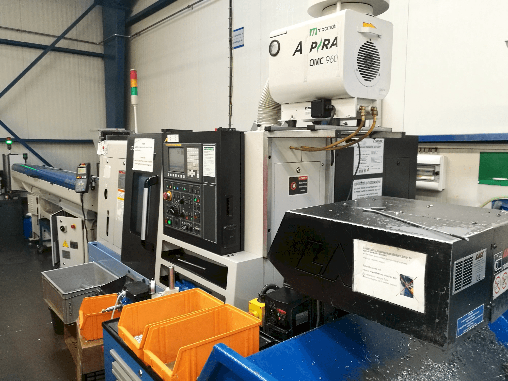 Čelní pohled na Doosan Lynx 220GA stroj