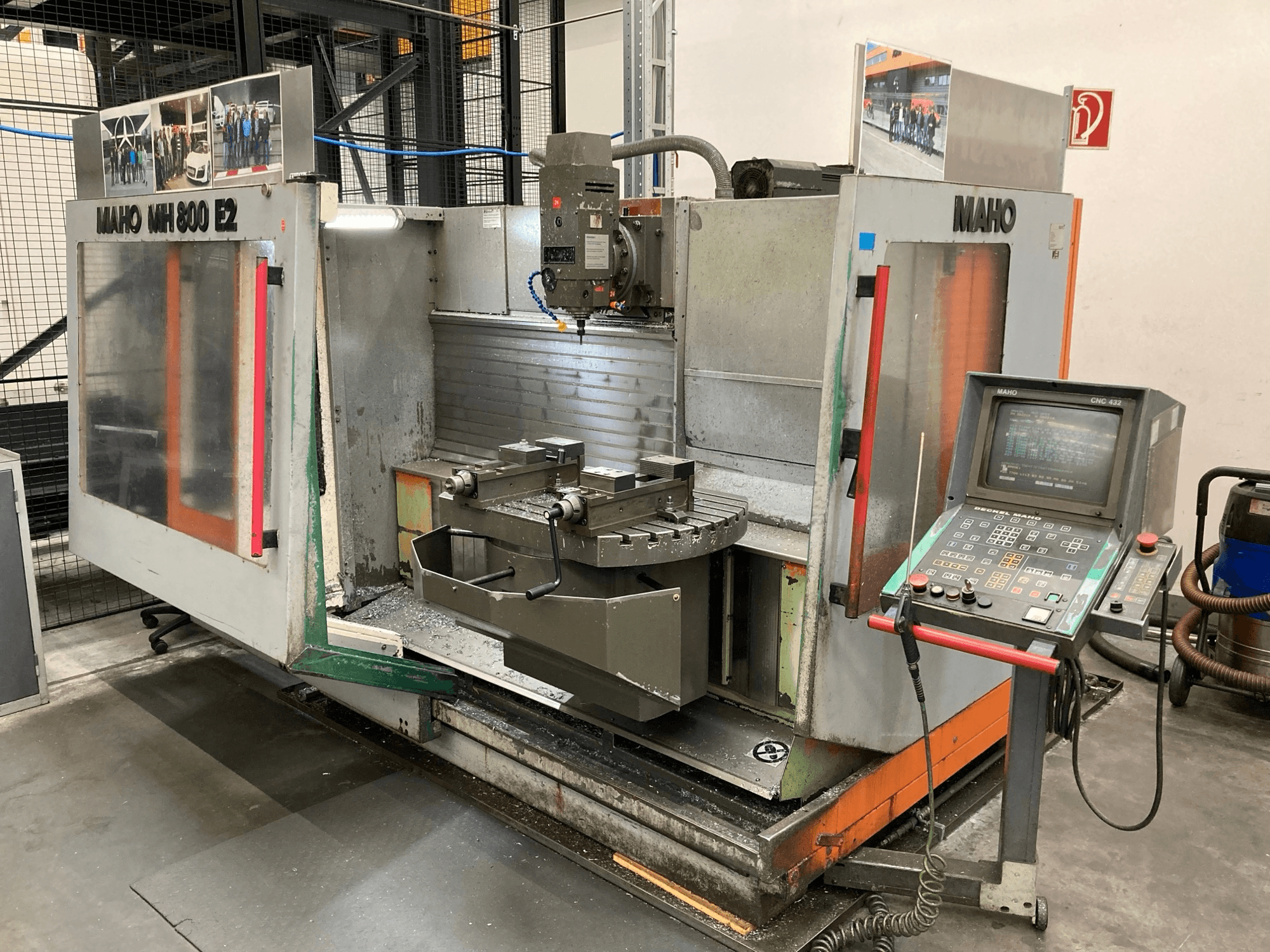 CNC frézka Maho MH 800 E2 v čelním pohledu s viditelným ovládacím panelem, vřetenem a pracovním stolem.