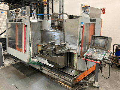 CNC frézka Maho MH 800 E2 v čelním pohledu s viditelným ovládacím panelem, vřetenem a pracovním stolem.