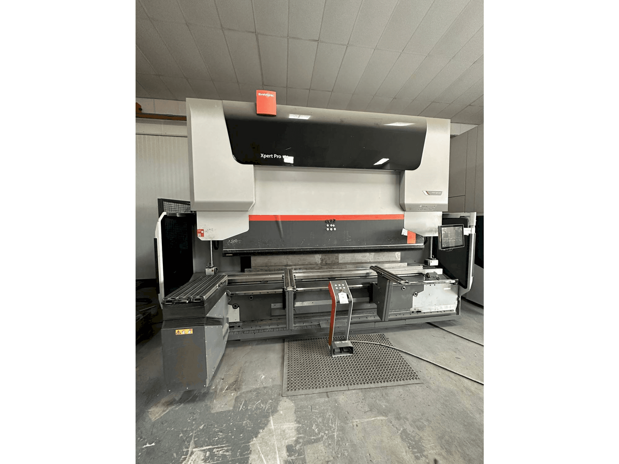 Čelní pohled na Bystronic Xpert 150/3100 stroj