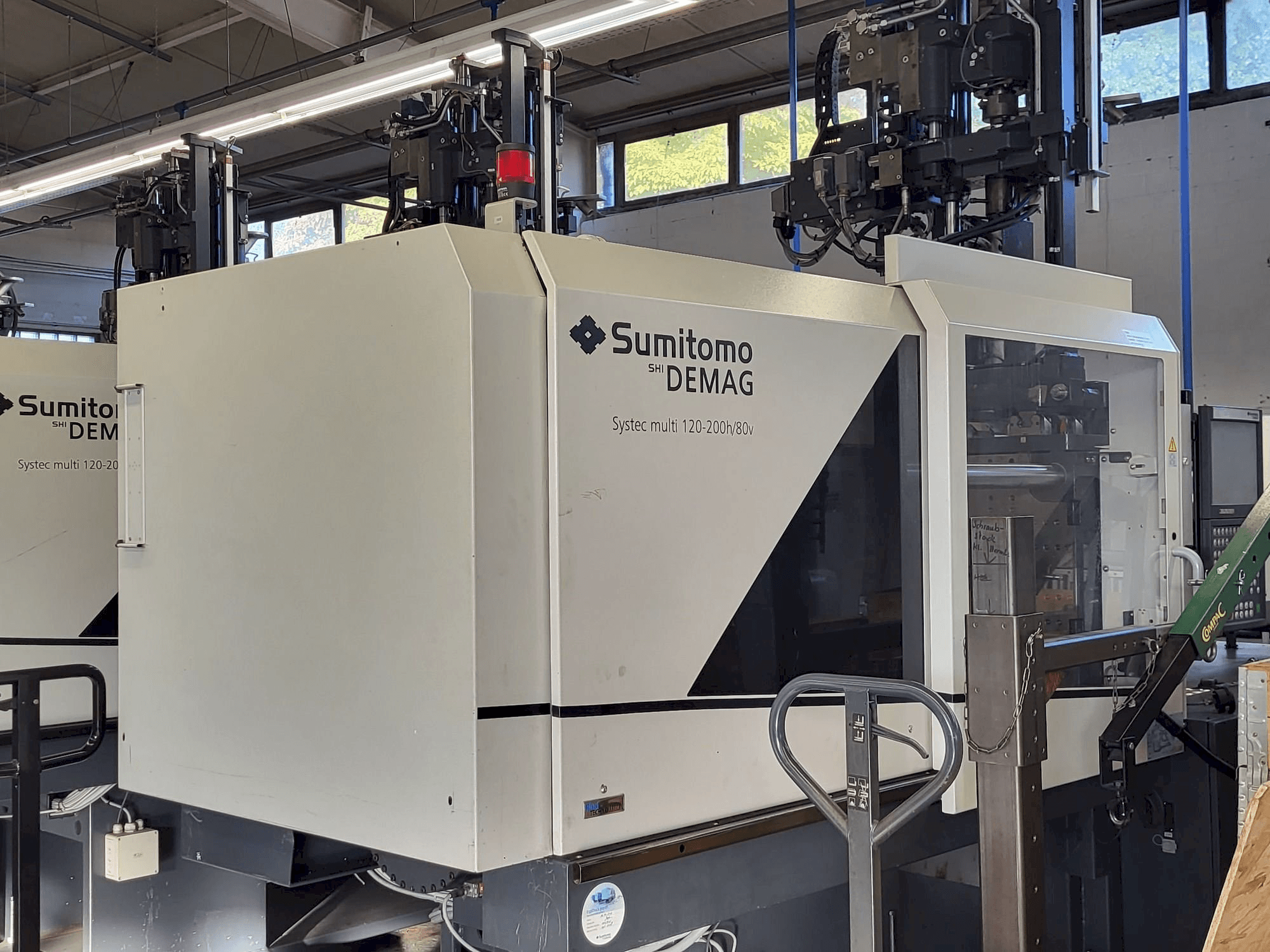 Levý boční pohled na Sumitomo SHI DEMAG Multi 120/470-200h/80V stroj