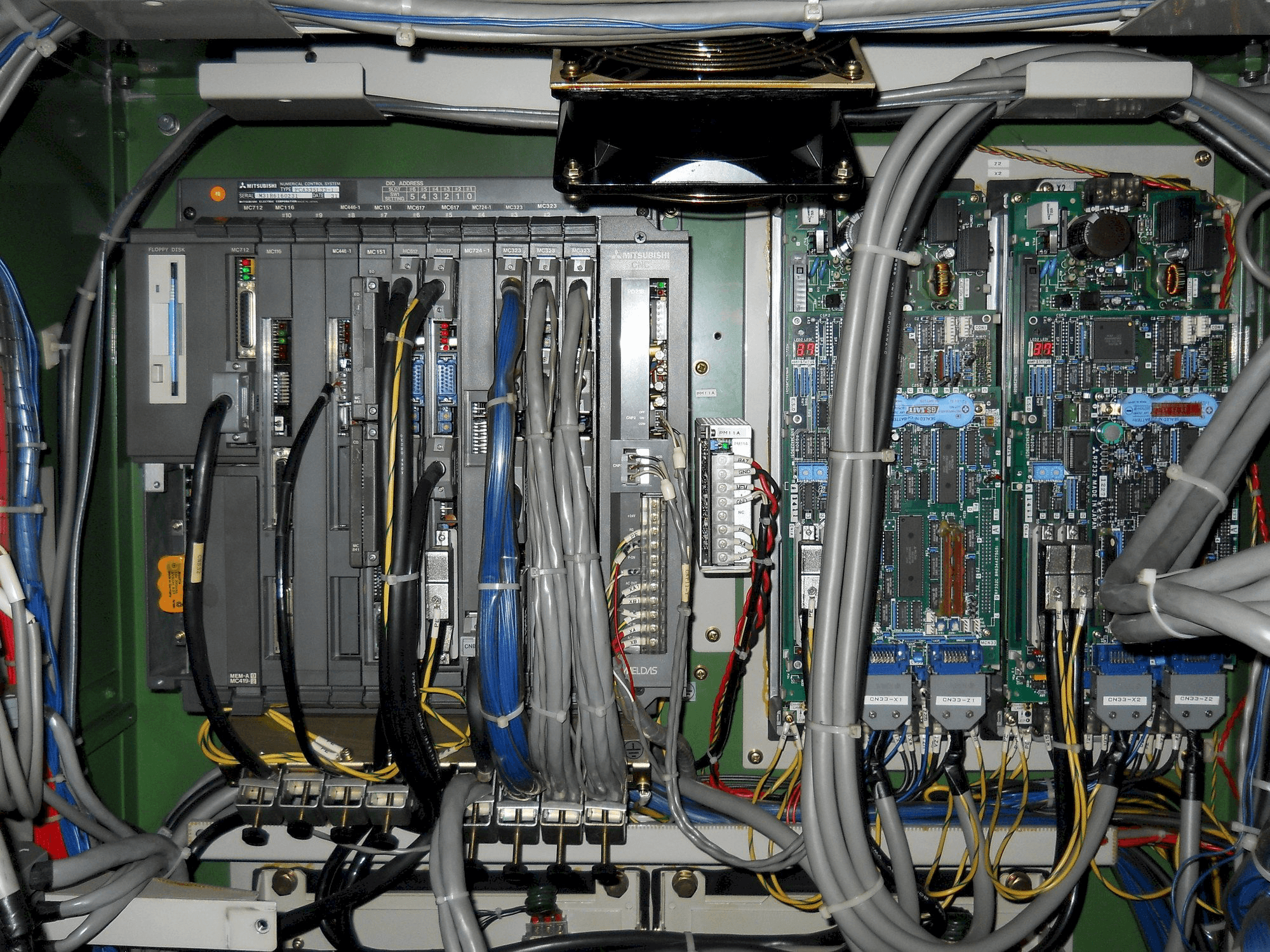 Čelní pohled na Mazak Multiplex 610 stroj