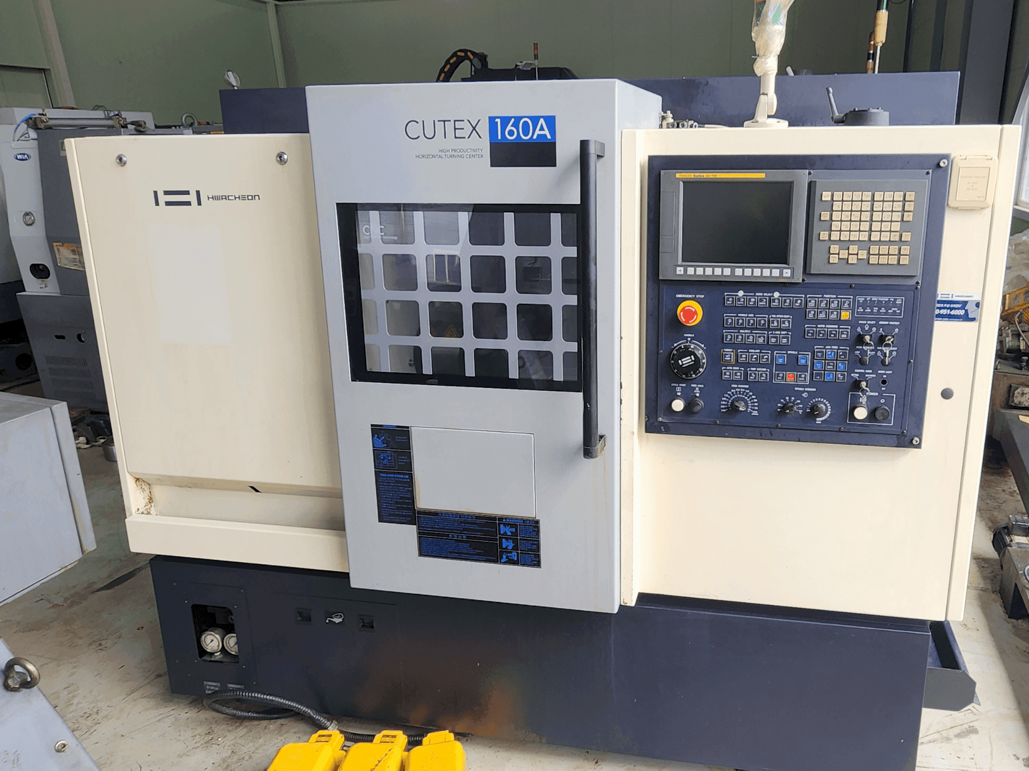 Čelní pohled na HWACHEON CUTEX 160 A stroj