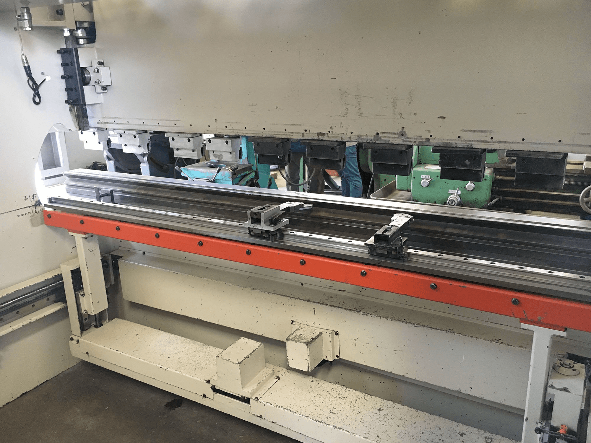 Pracovní prostor na ERMAKSAN CNC HAP 3100x80 stroje