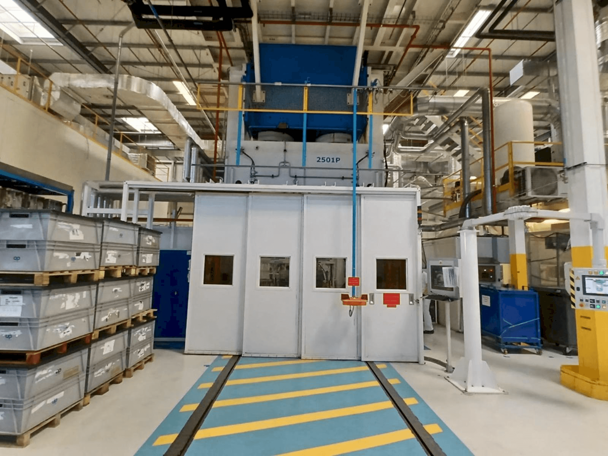 Čelní pohled na Pinette 2500 Ton stroj