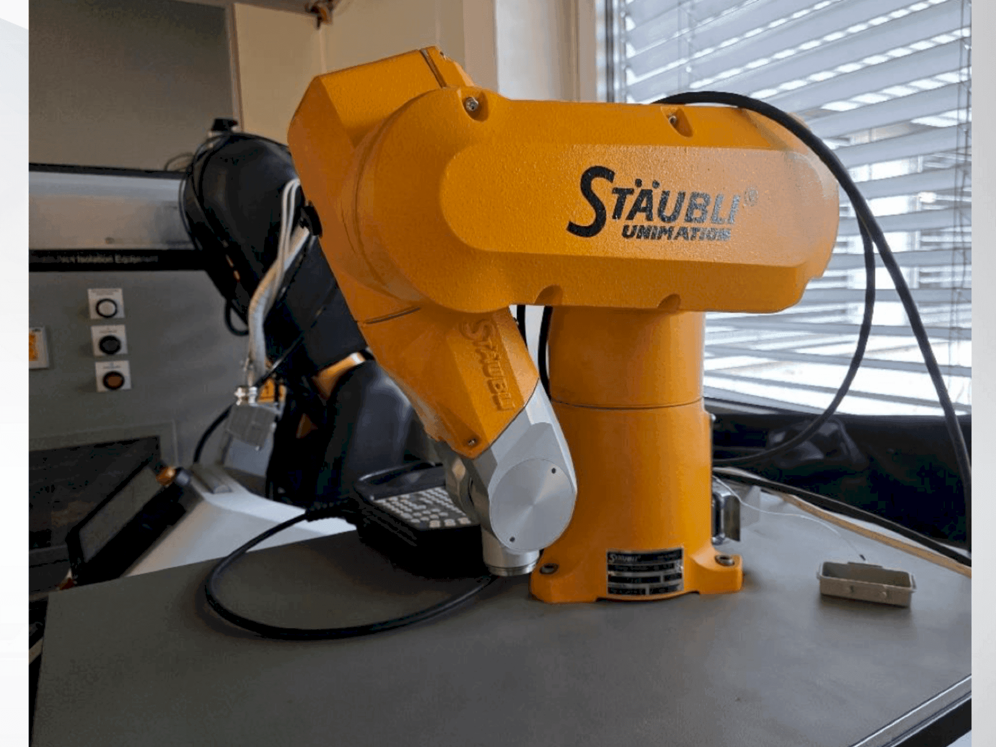 Čelní pohled na STAUBLI TX40 stroj