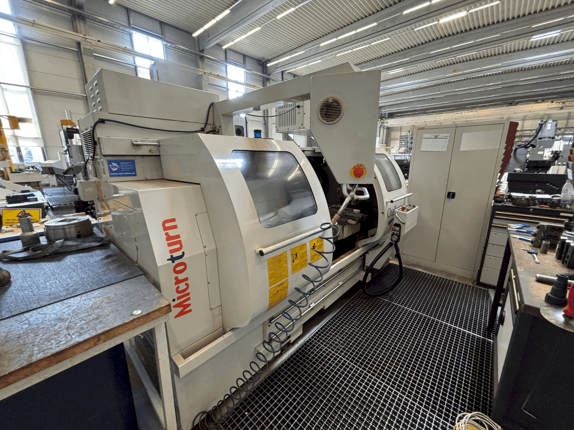 Čelní pohled na Challenger Microturn BCN 1840 stroj