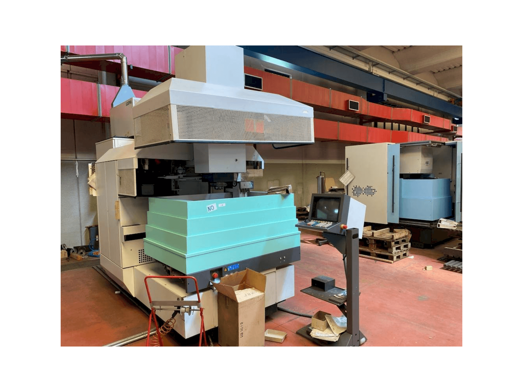 Čelní pohled na AGIE AGIETRON INTEGRAL 3 stroj