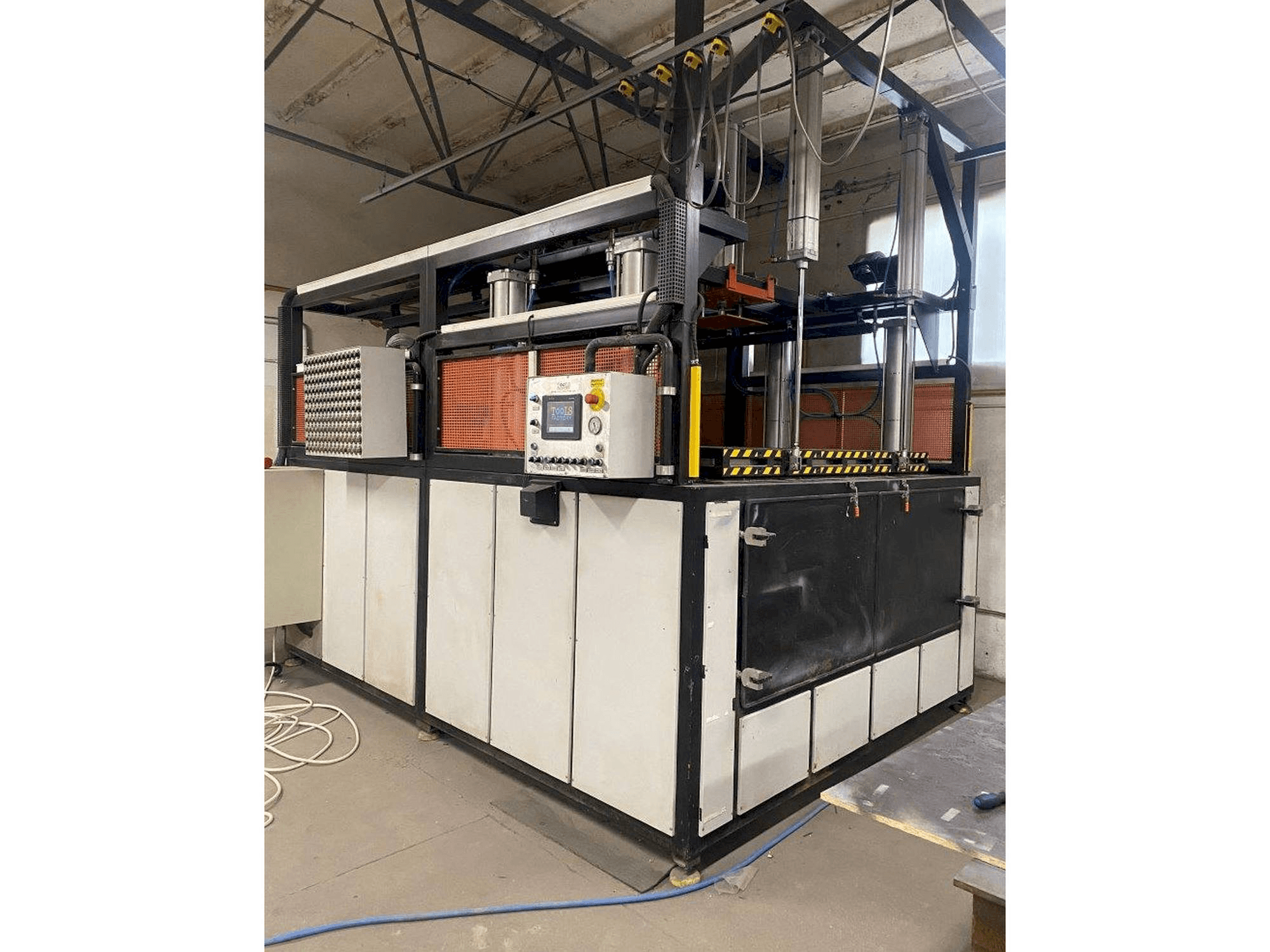 Čelní pohled na Tools Factory Millenium 300 stroj