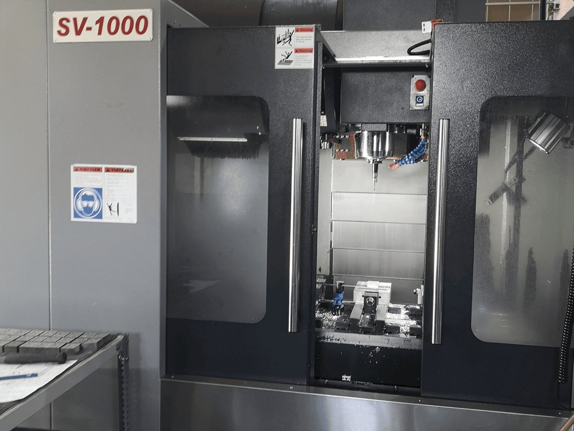 Čelní pohled na NCT KAFO SV-1000 stroj