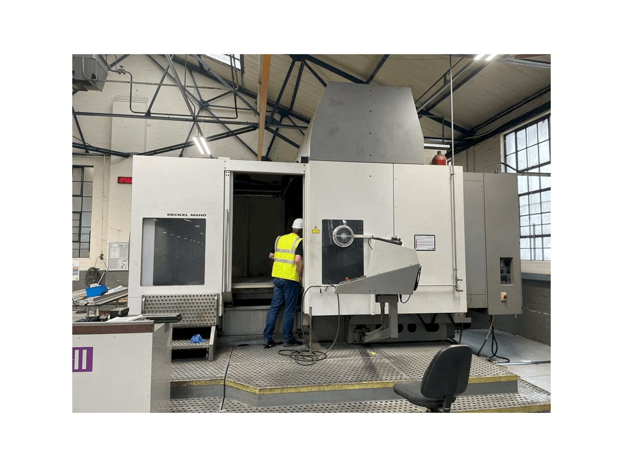 Čelní pohled na DECKEL MAHO DMU 200T stroj