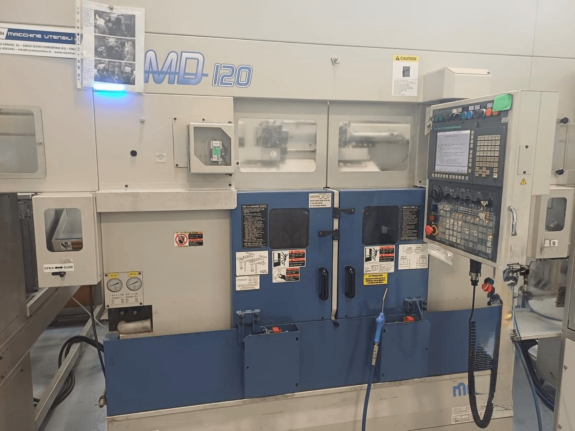 Horizontální soustruh MURATEC MD 120, pohled zepředu, ovládací panel, dveře a manometry.