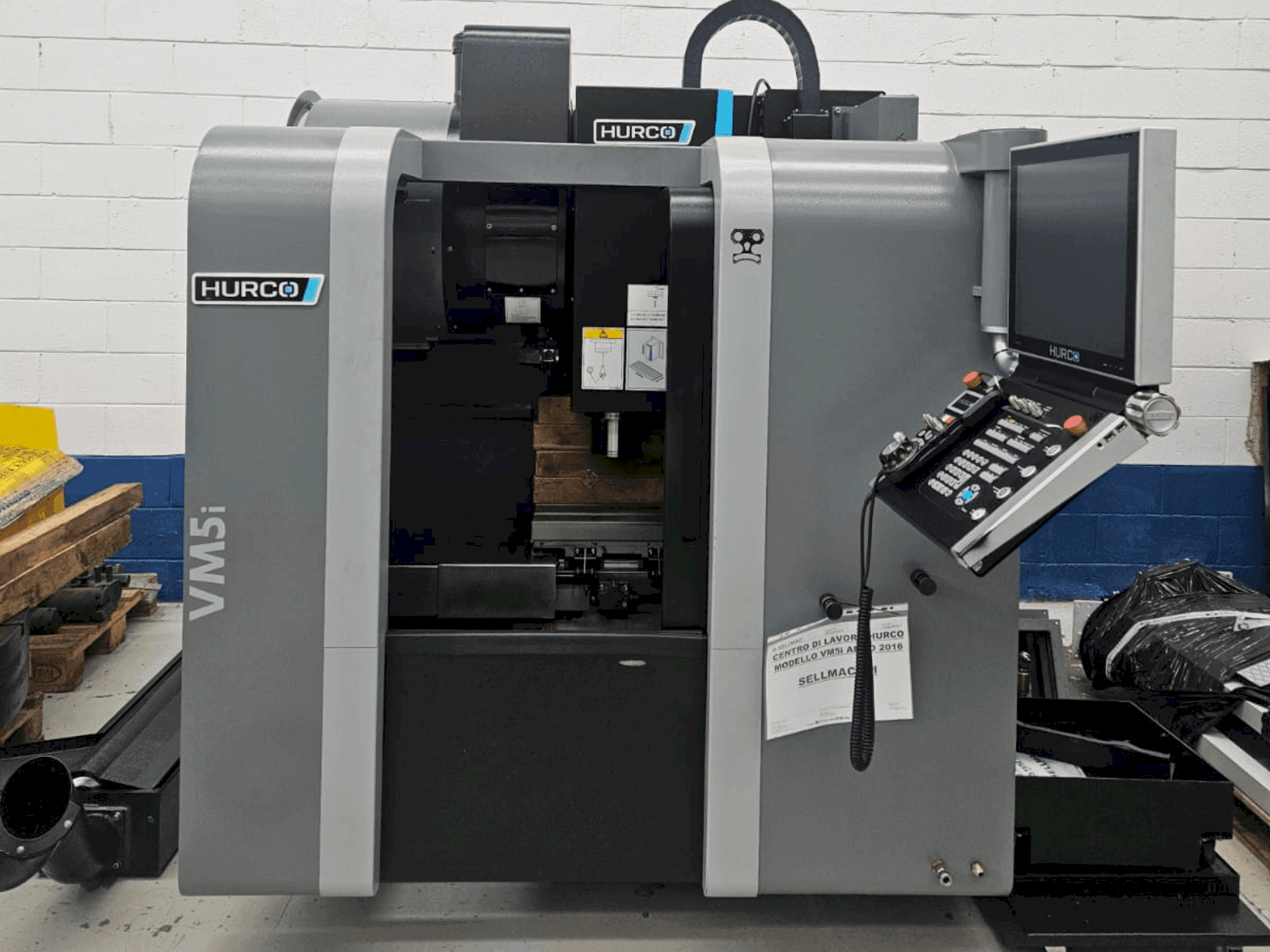 Čelní pohled na Hurco VM5i stroj