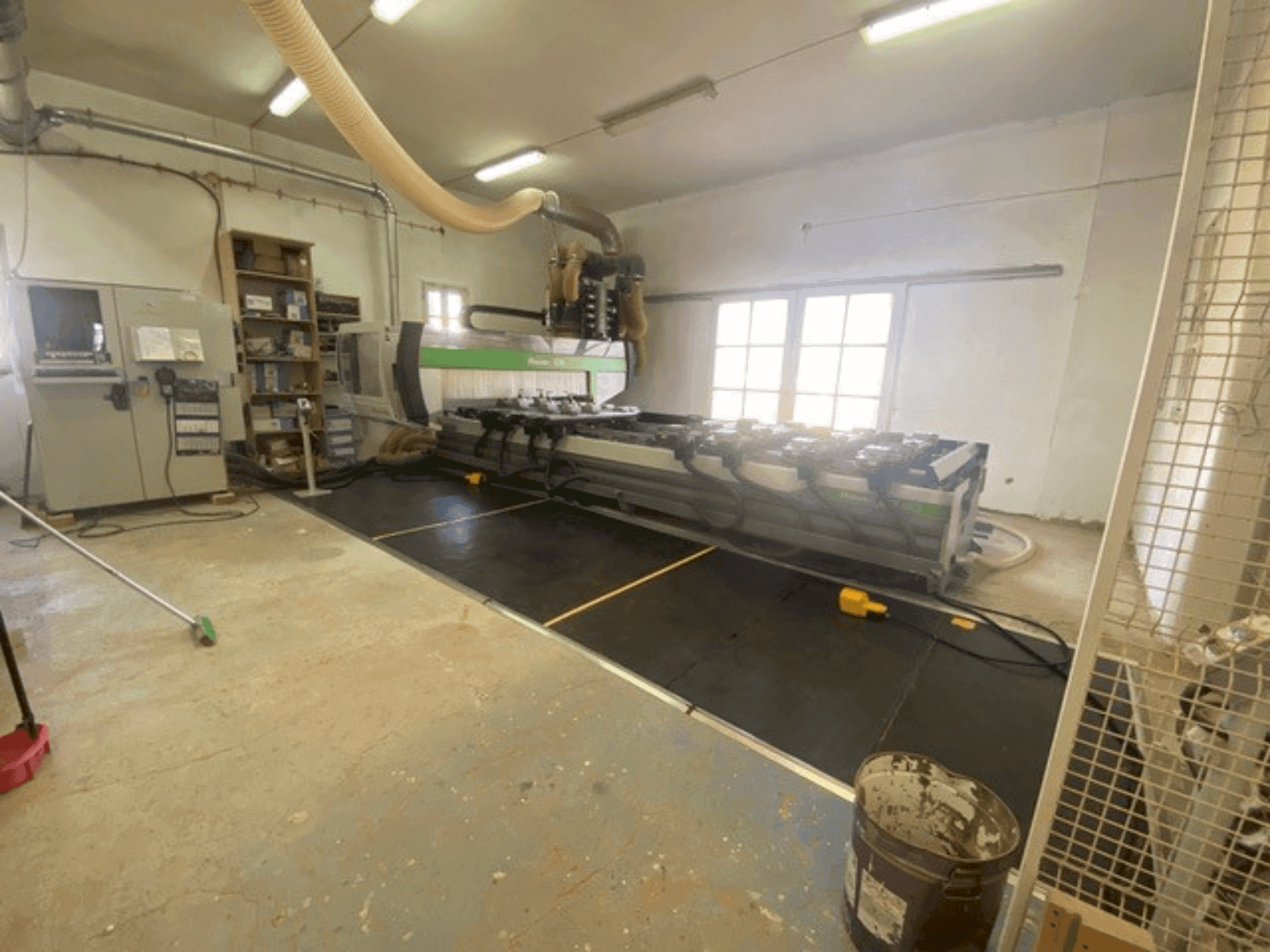 Čelní pohled na BIESSE ROVER C 9.50 stroj