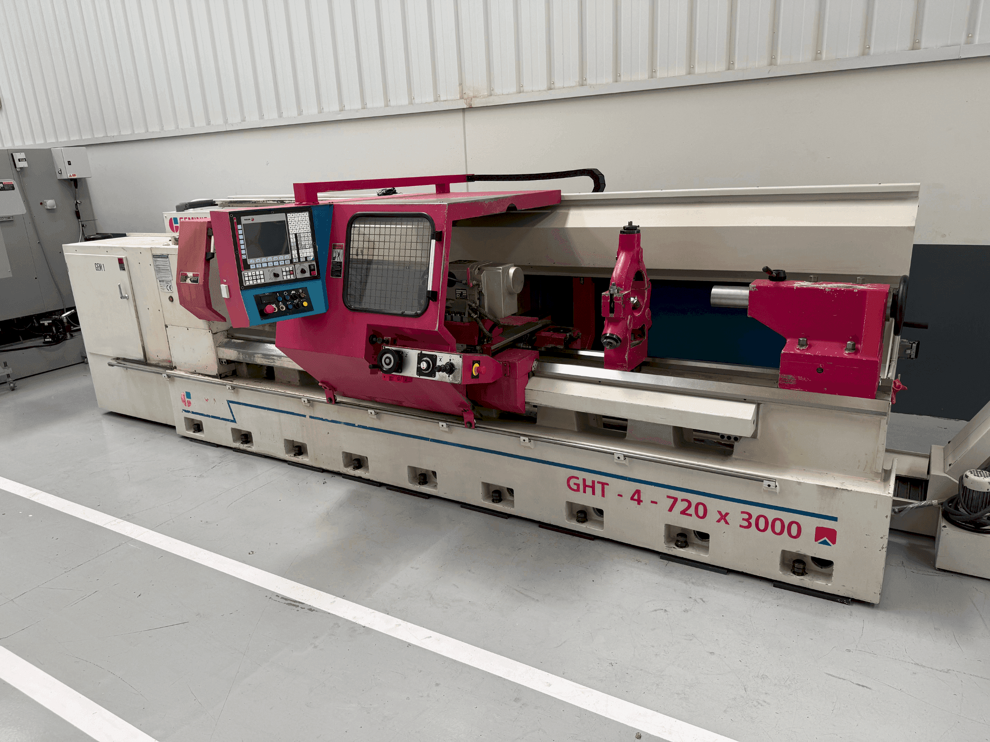 Čelní pohled na Geminis GHT-4 720 x 3000 stroj