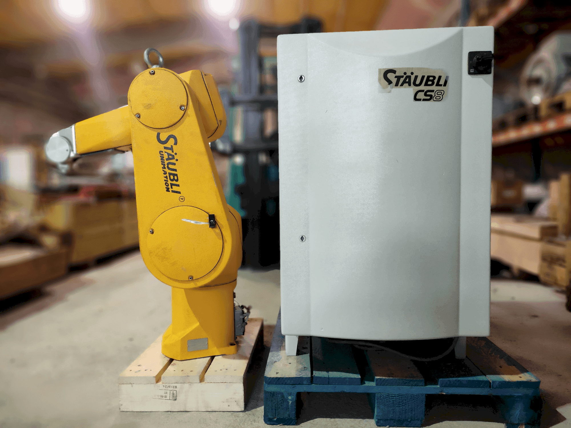 Čelní pohled na STAUBLI RX90B stroj