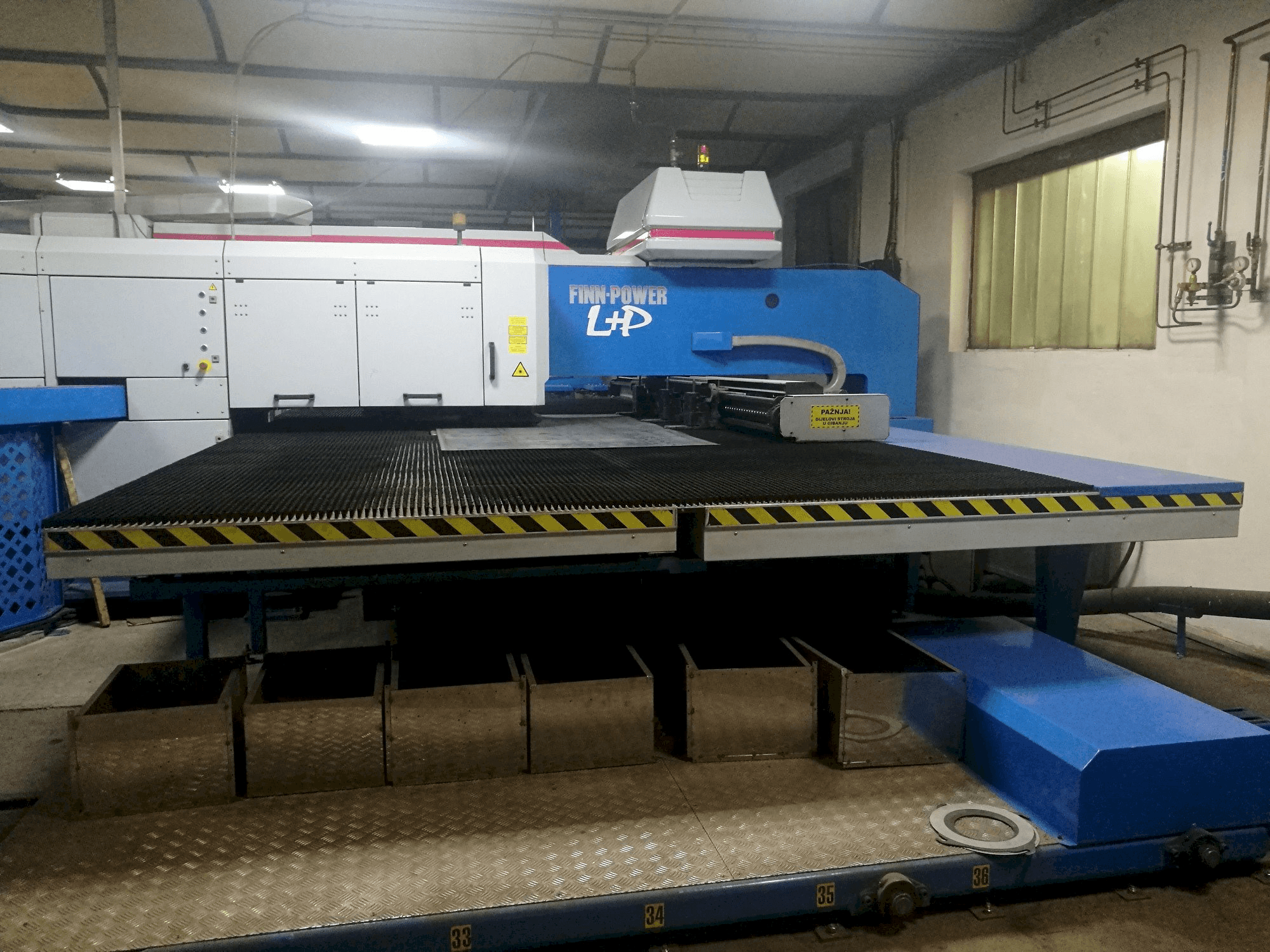 Čelní pohled na Finn-Power LP6 SBTV stroj