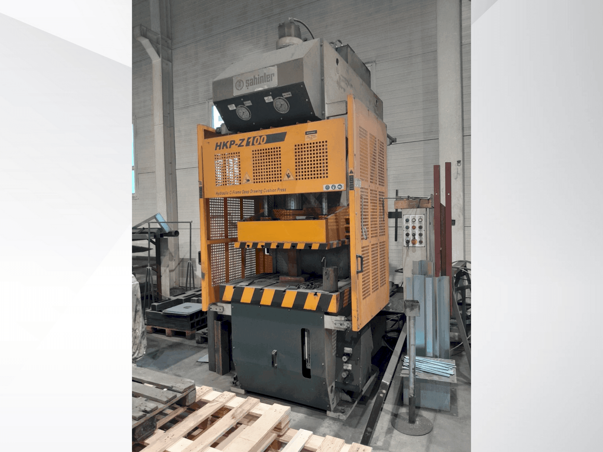 Čelní pohled na Sahinler HKP-Z 100 stroj