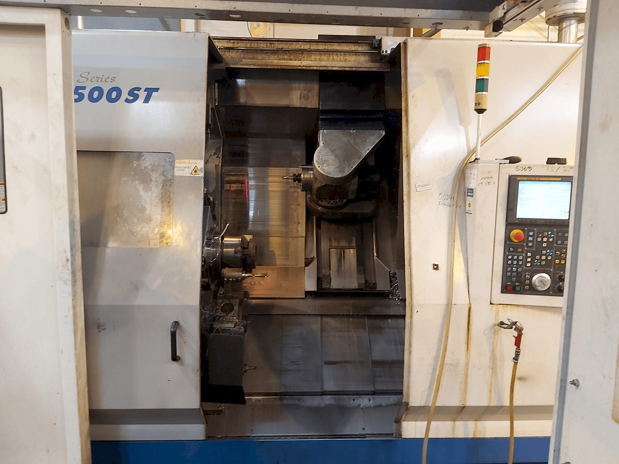 Čelní pohled na Doosan Puma MX 2500 ST stroj