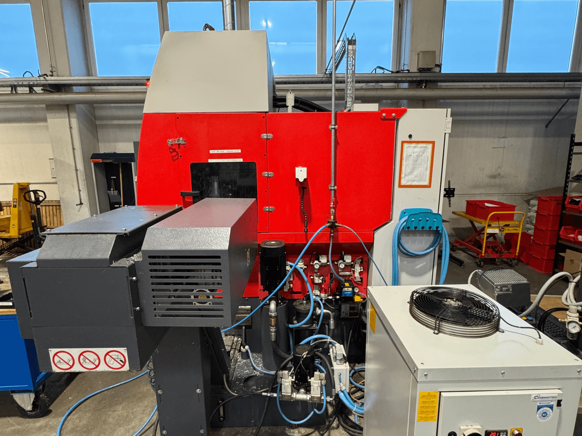 Vertikální obráběcí centrum EMCO MAXXMILL 350, pohled zepředu, s komplexními detaily strojního zařízení a ovládacího panelu.