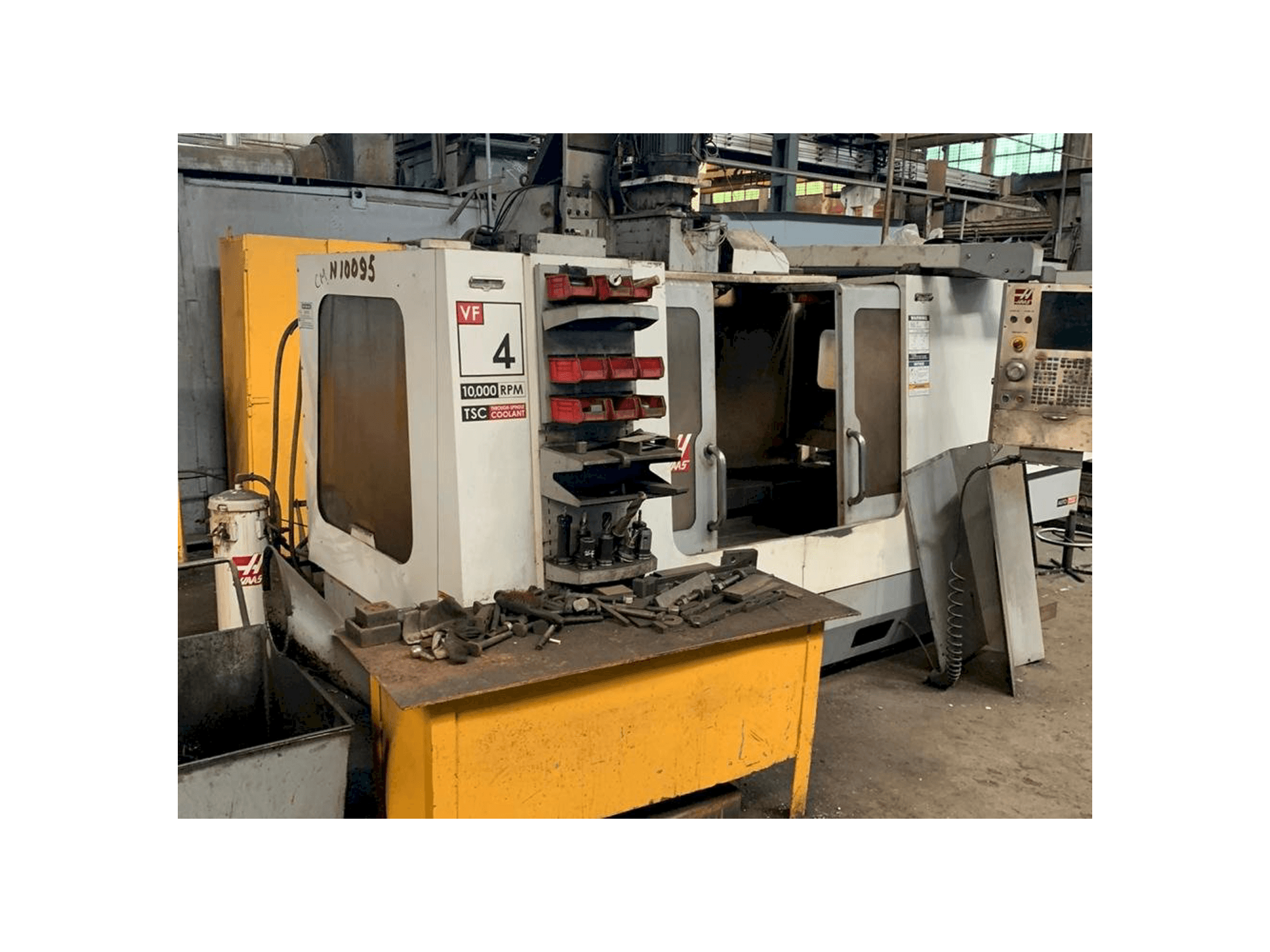 Čelní pohled na HAAS VF-4 stroj