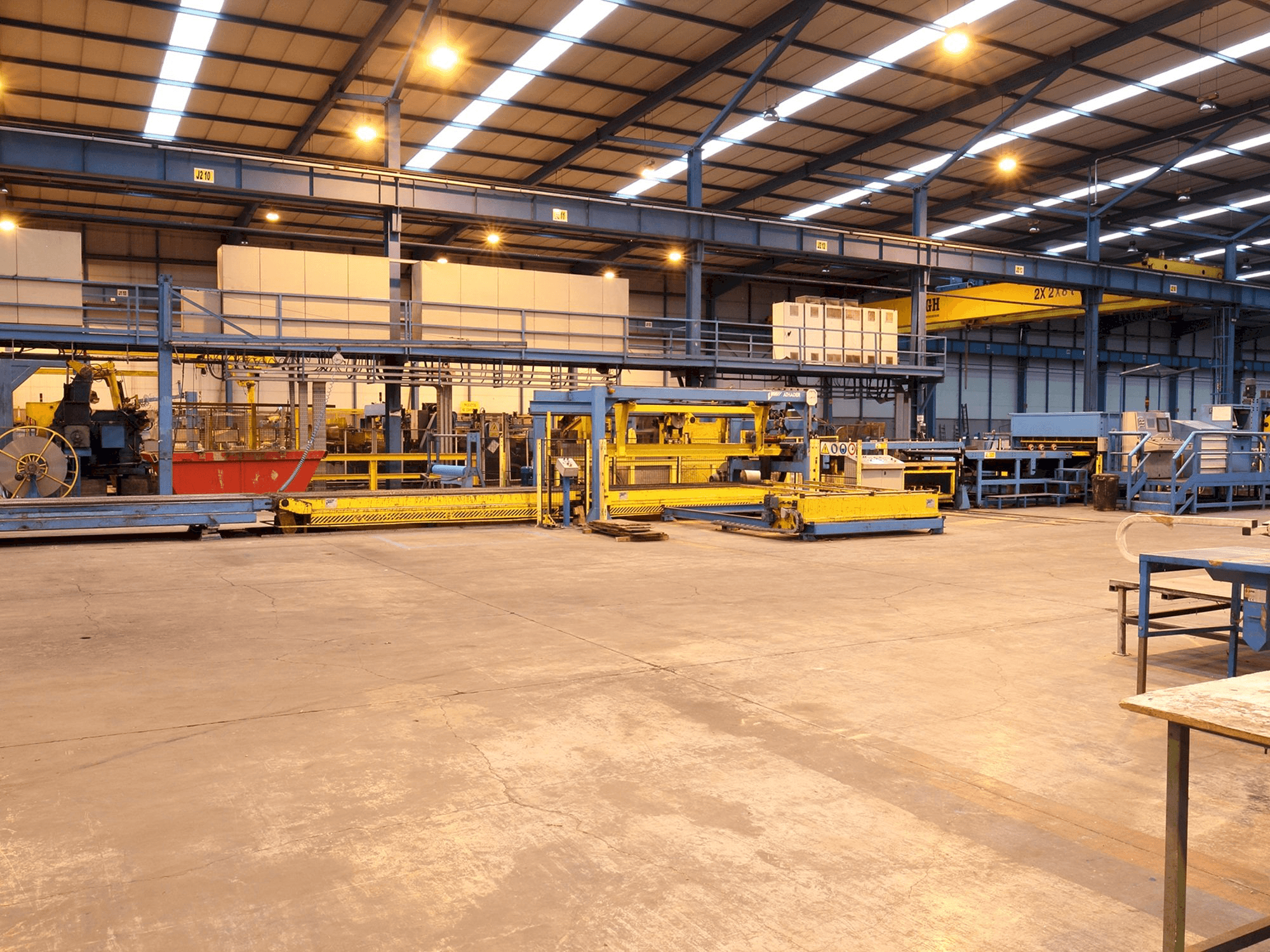 Čelní pohled na ATHADER J23 stroj