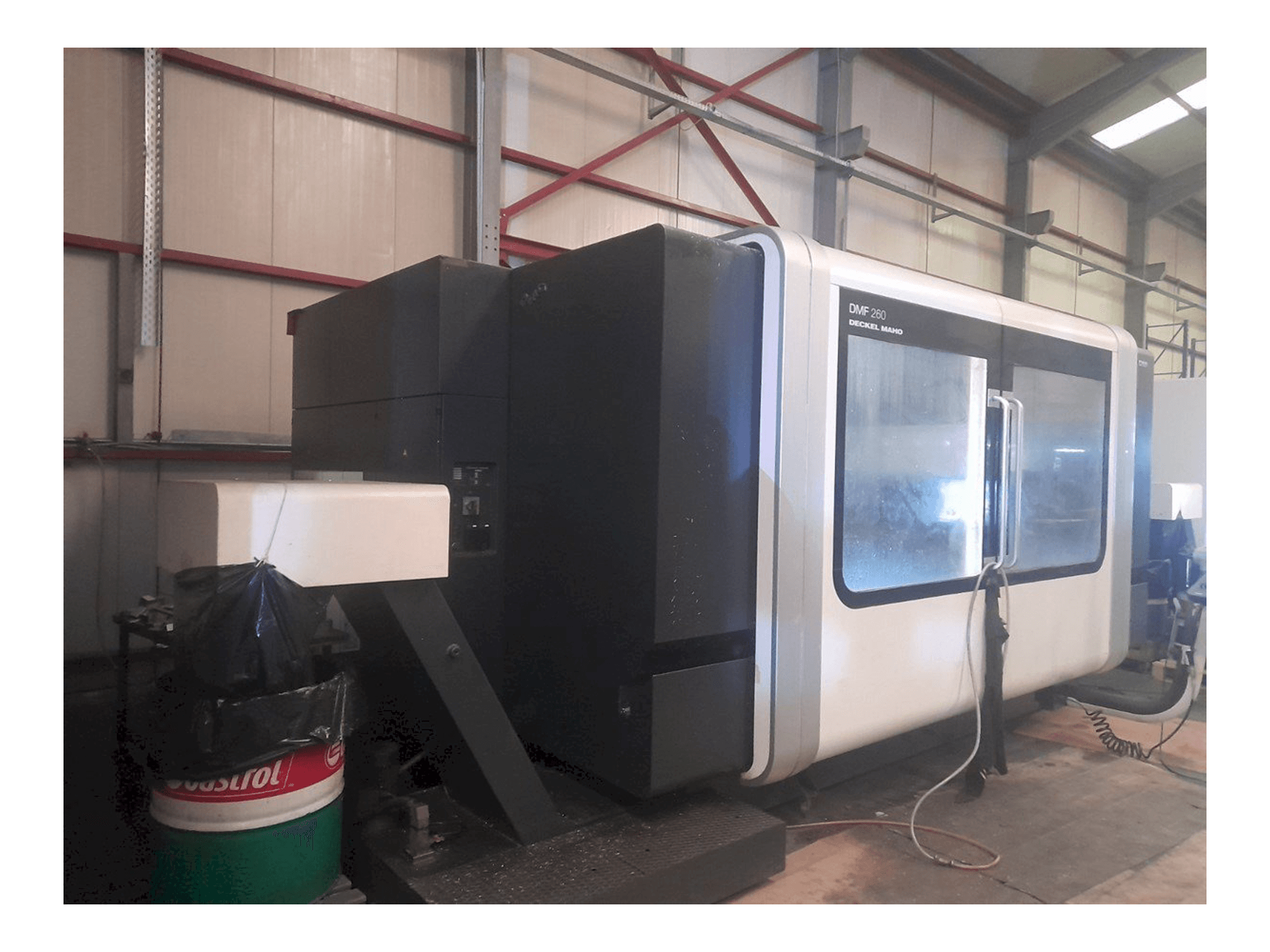 Levý boční pohled na DECKEL MAHO DMF 260 stroj