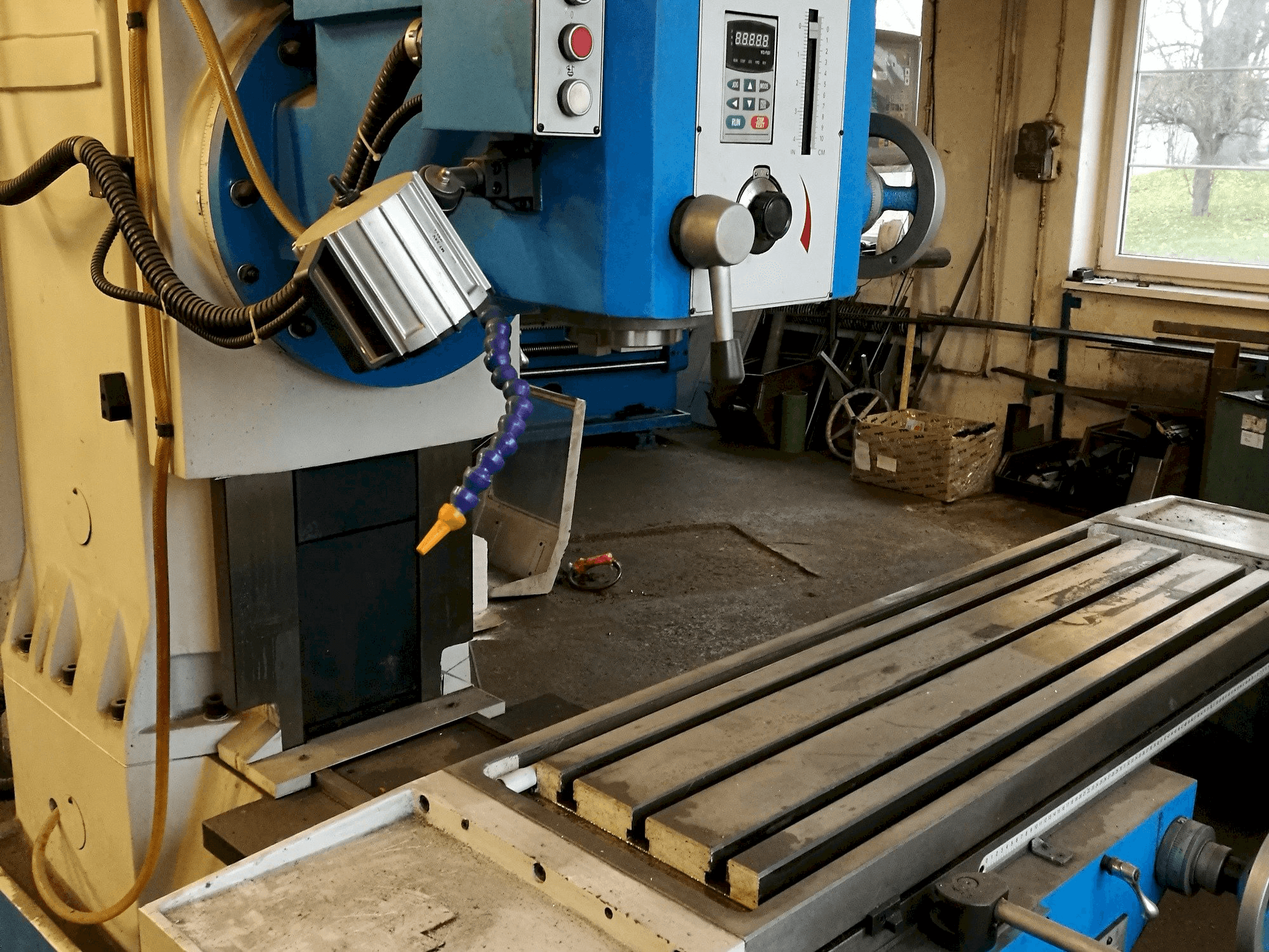 Čelní pohled na KNUTH KB 1400 stroj