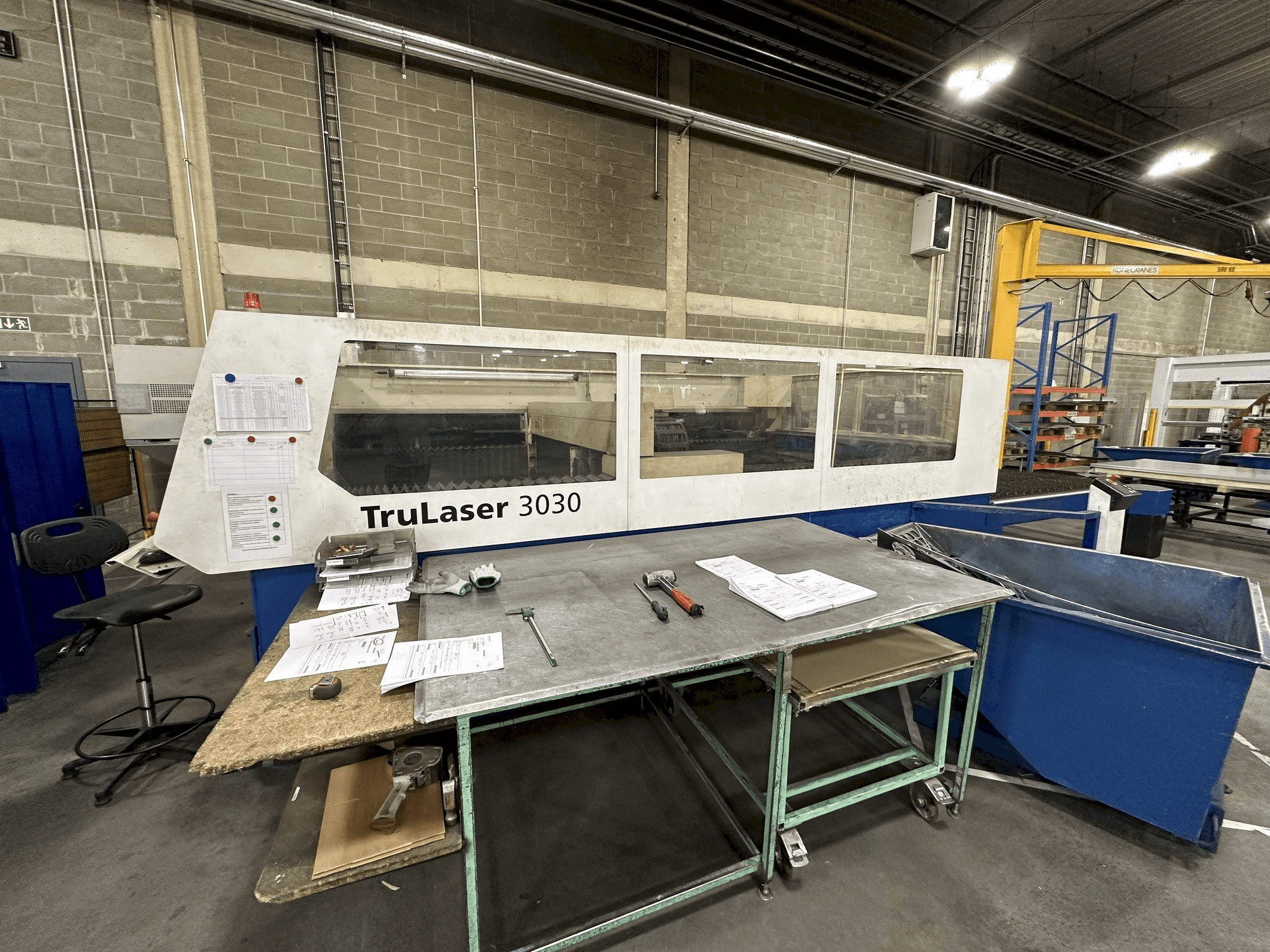 Čelní pohled na TRUMPF Trulaser 3030 stroj
