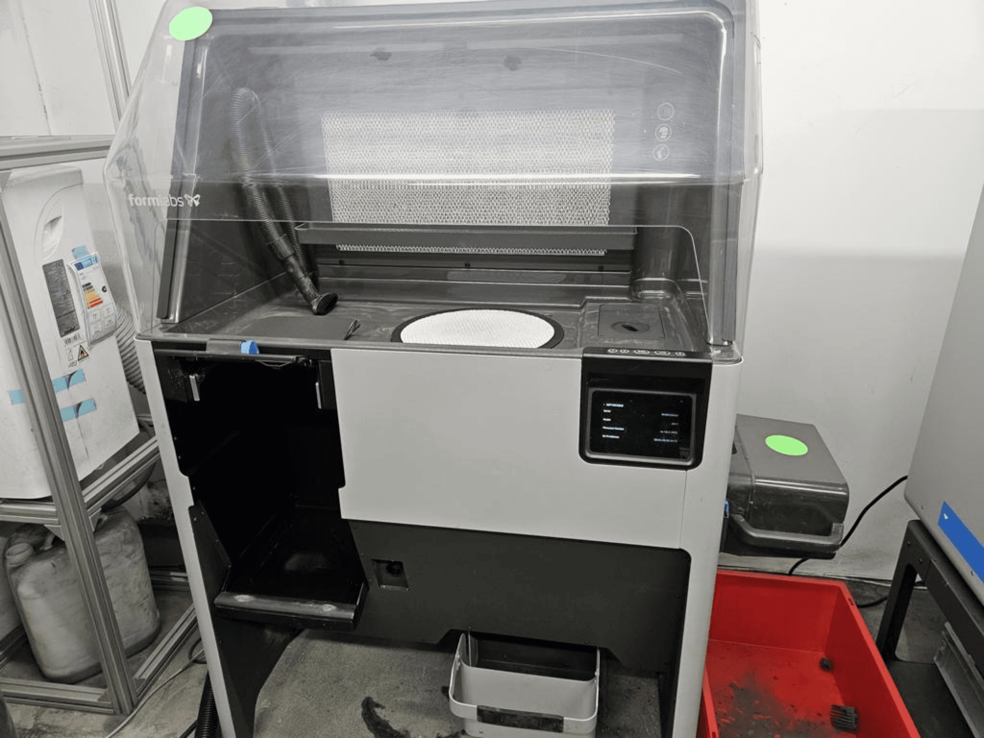 Plastová 3D tiskárna FORMLABS Fuse 1 + 30 W, pohled zepředu znázorňující ovládací prvky na dotykovém displeji a vyjímatelný zásobník.
