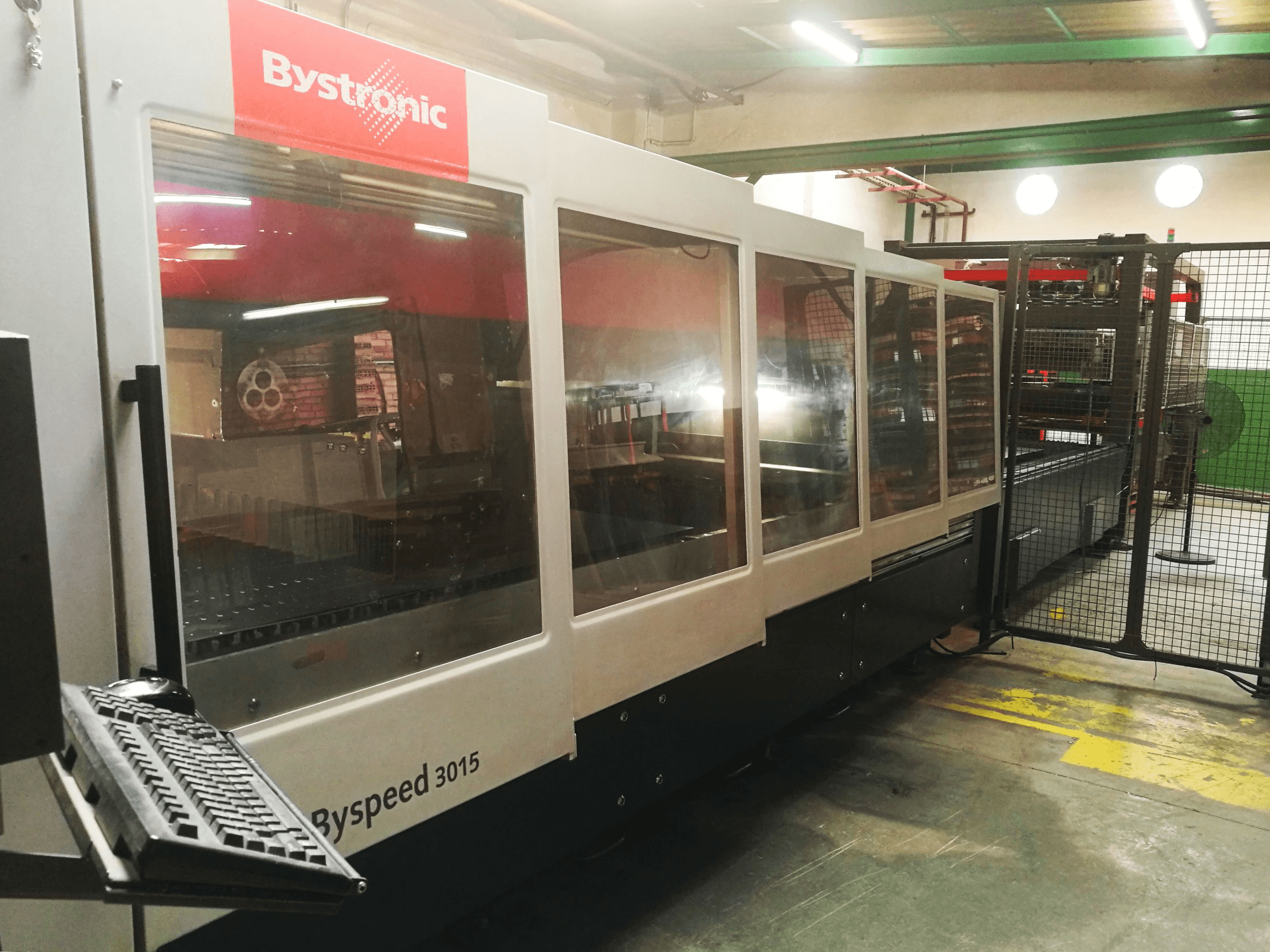 Pravý pohled na Bystronic Byspeed 3015 stroj