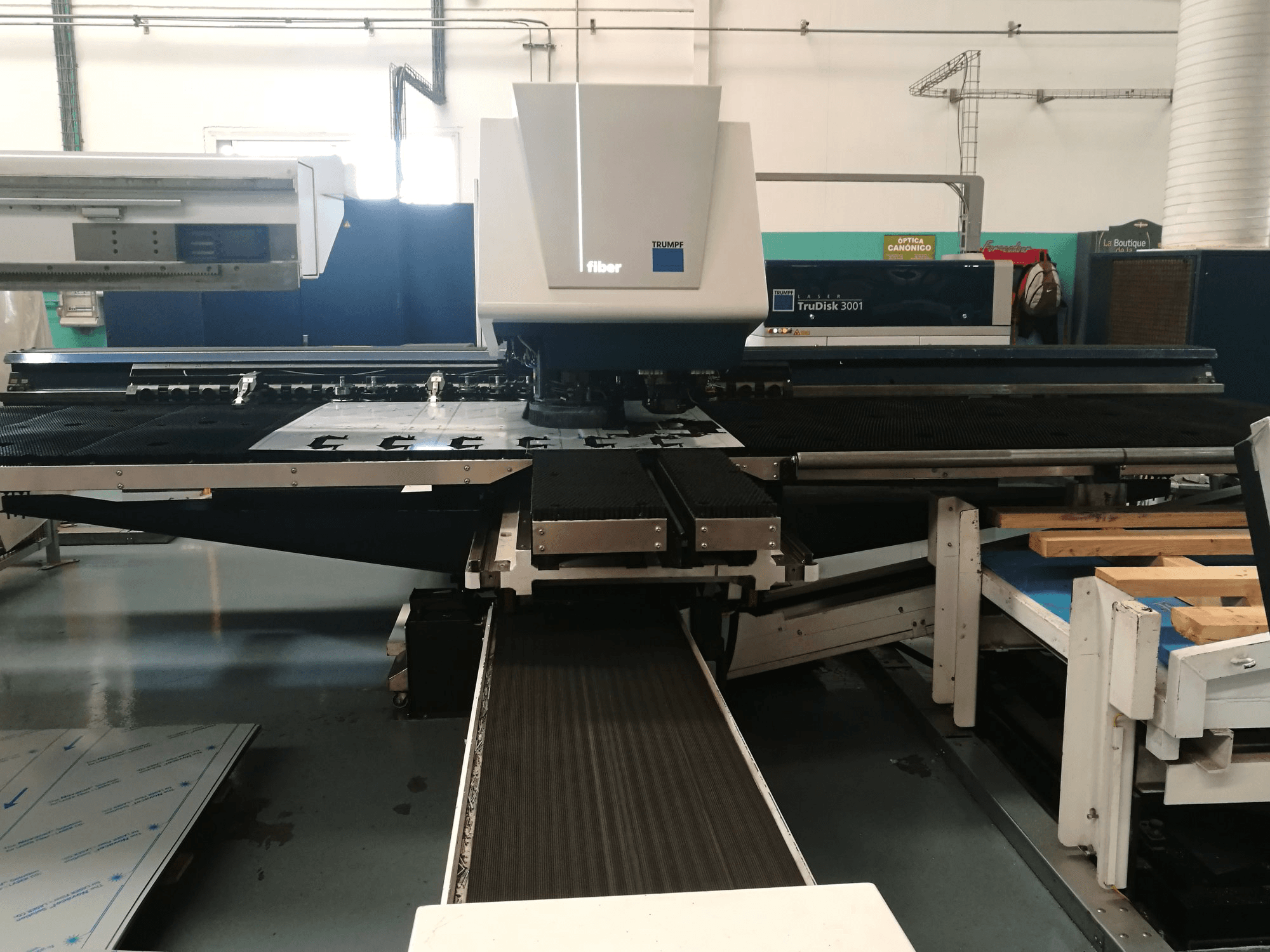 Čelní pohled na Trumpf TruMatic 3000 fiber (K04) stroj