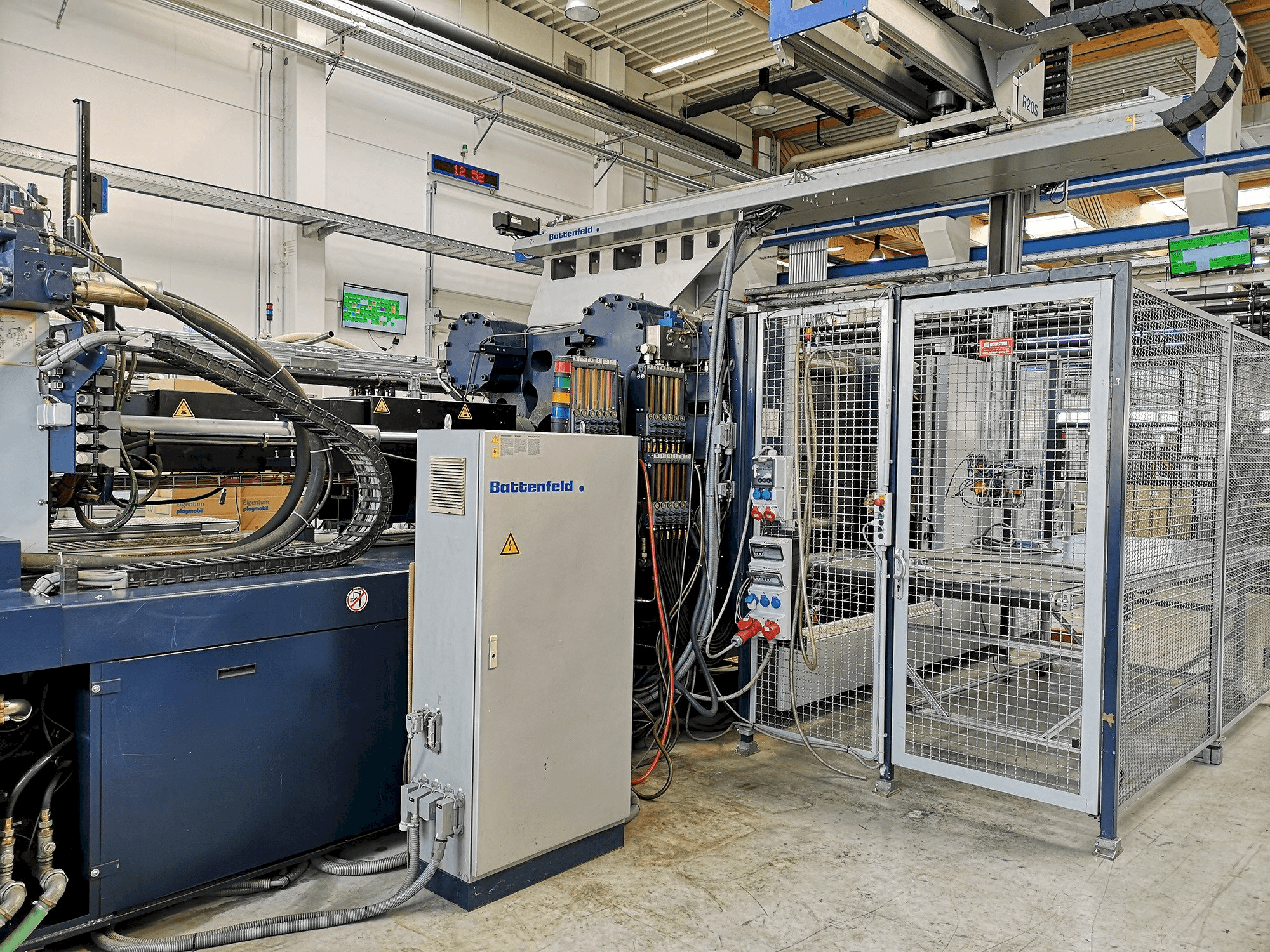 Čelní pohled na Battenfeld HM 8000 2P - 7700 stroj