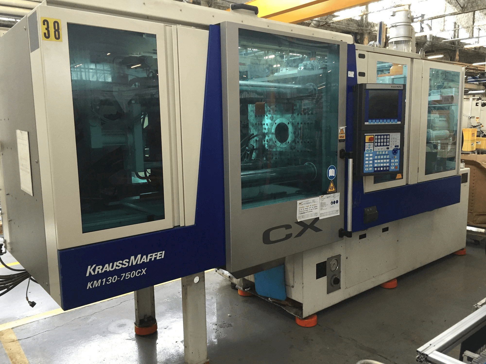 Čelní pohled na Krauss Maffei 130-750 CX stroj