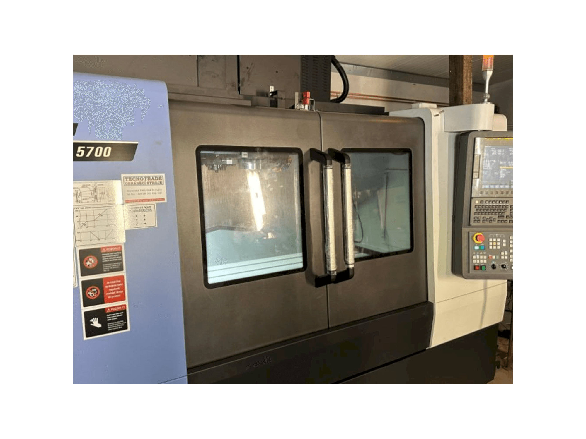 Čelní pohled na DOOSAN DNM 5700 stroj
