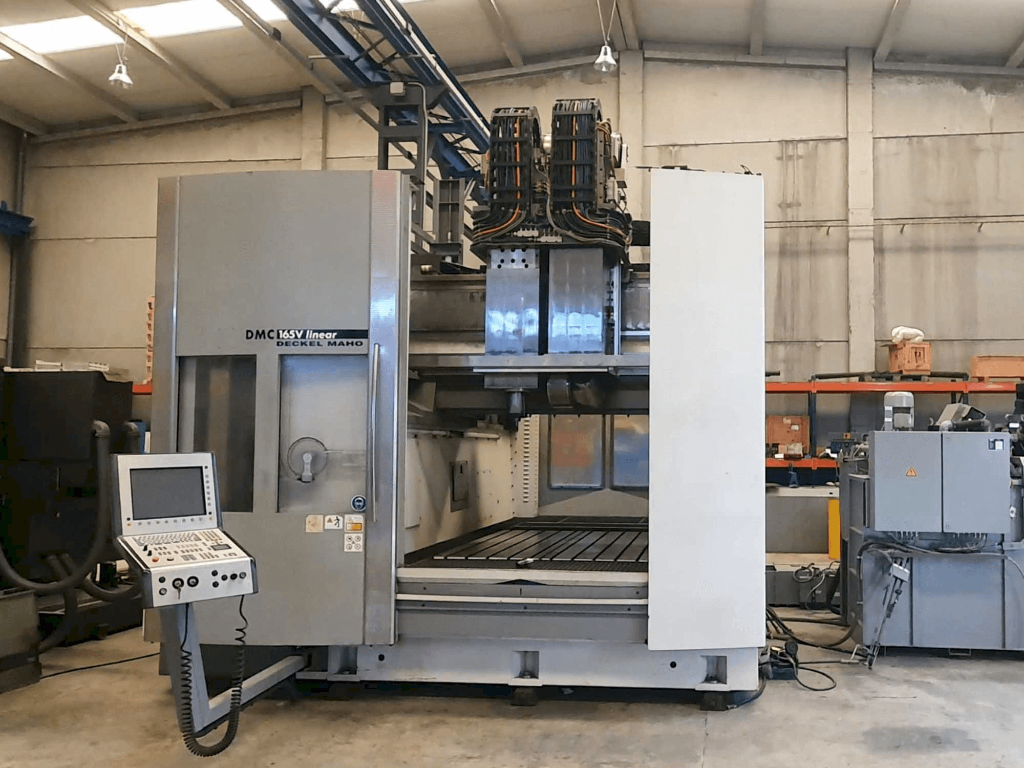 Čelní pohled na DECKEL MAHO DMC 165V Linear stroj