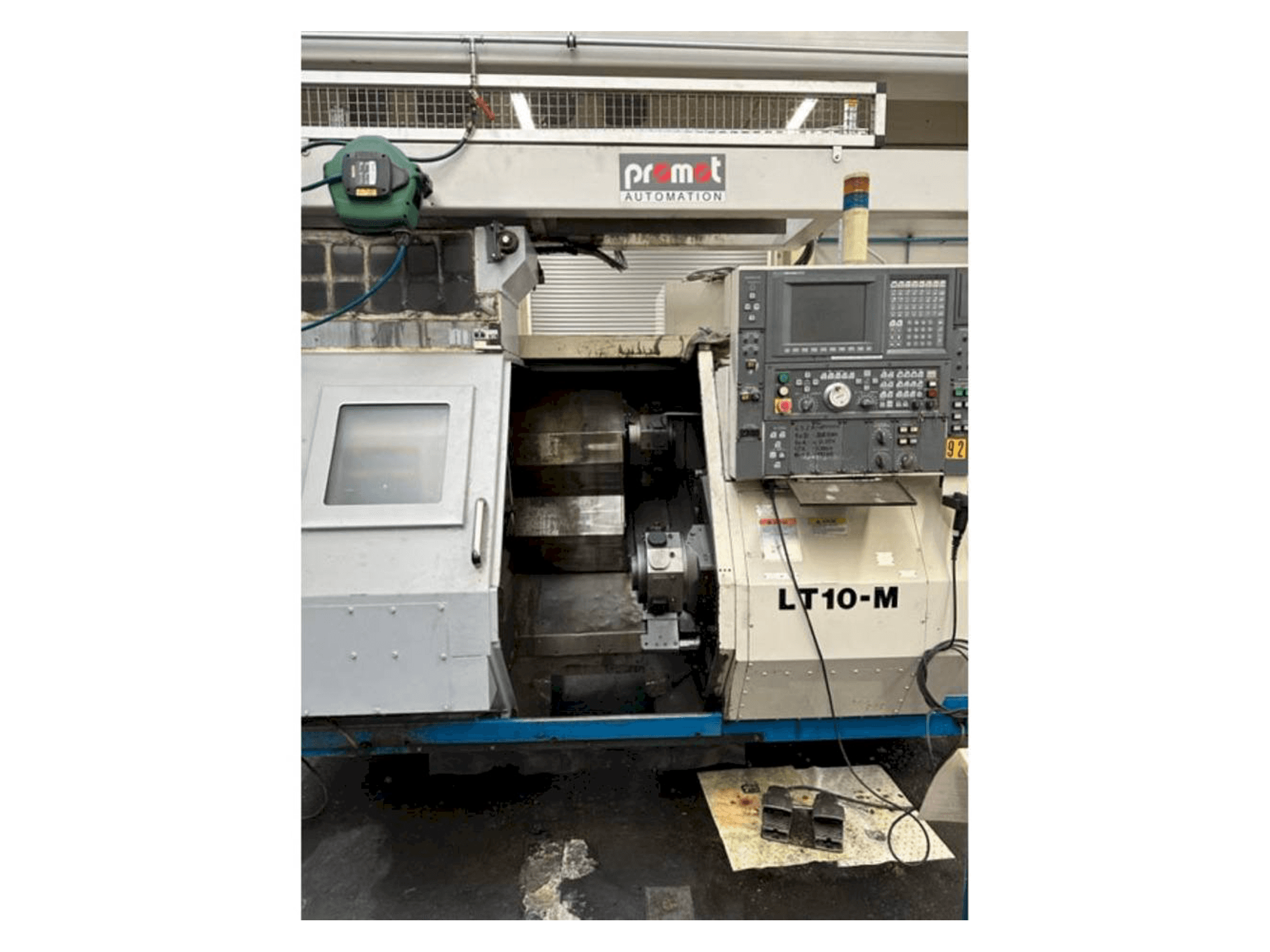 Čelní pohled na Okuma LT10 stroj