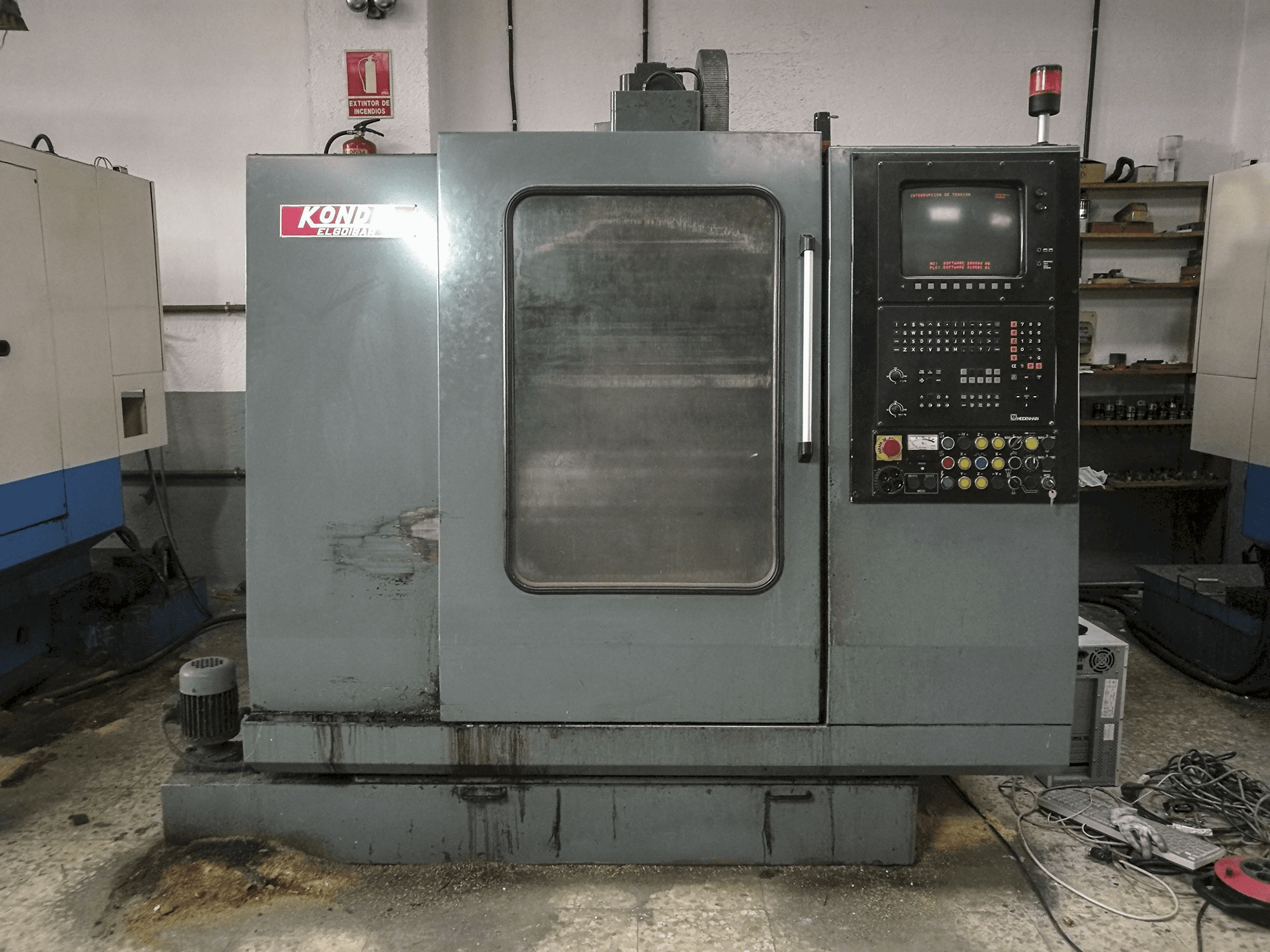 Čelní pohled na KONDIA B-500 stroj