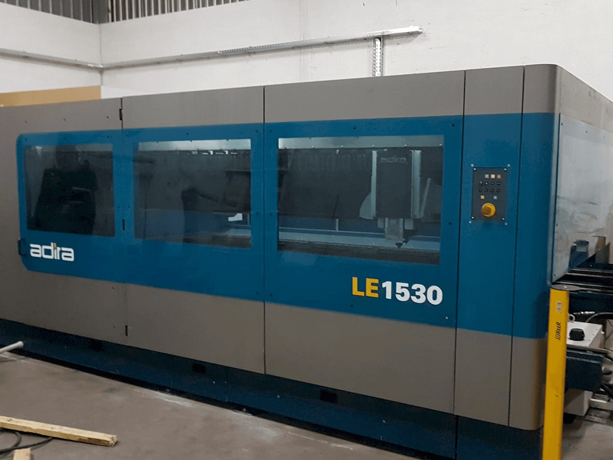 Čelní pohled na ADIRA Le1530 stroj
