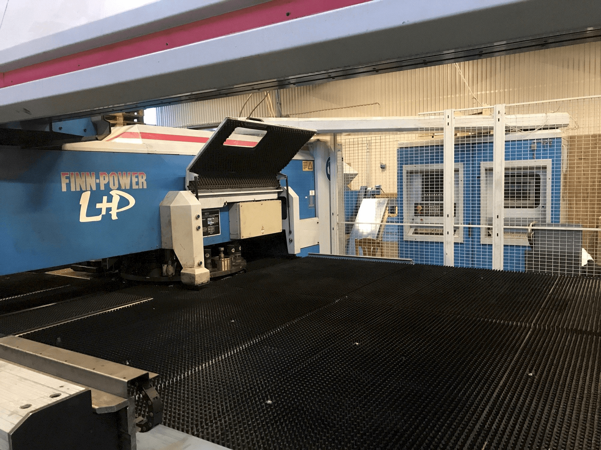 Čelní pohled na Finn-Power LP6 stroj