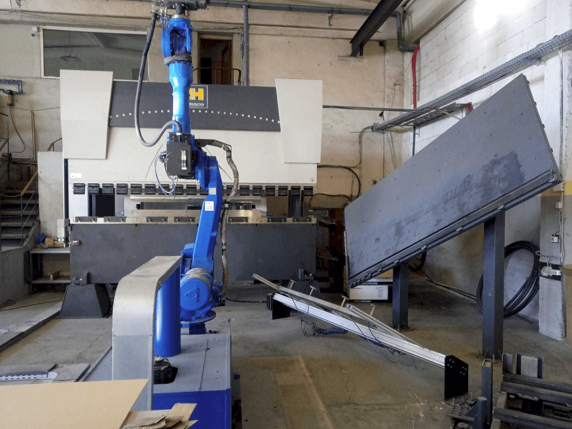 Čelní pohled na HACO ERM 36150 stroj